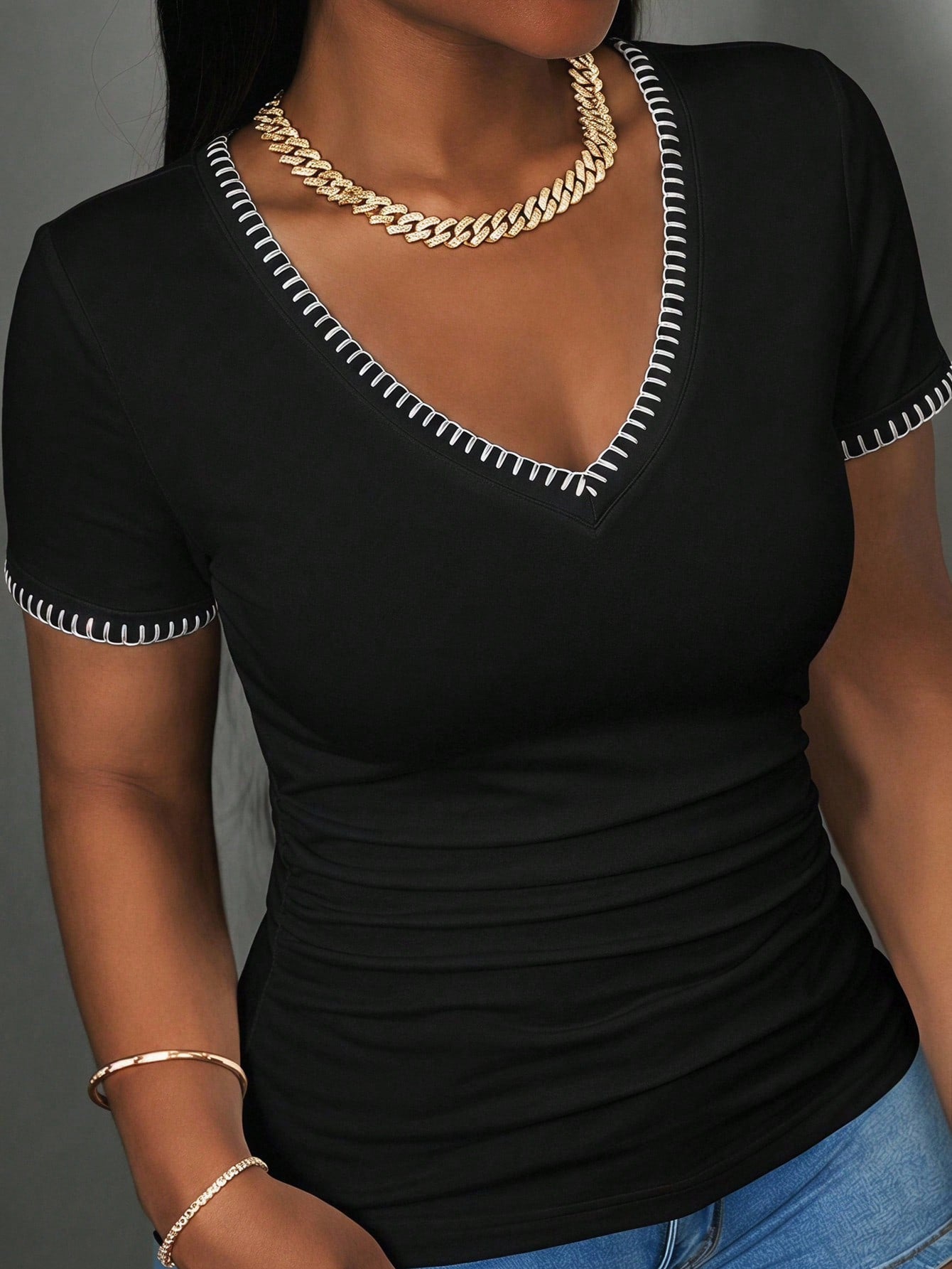 Slaydiva Casual Minimalist V-Neck T-Shirt With Shell Embroidery, Plus Size