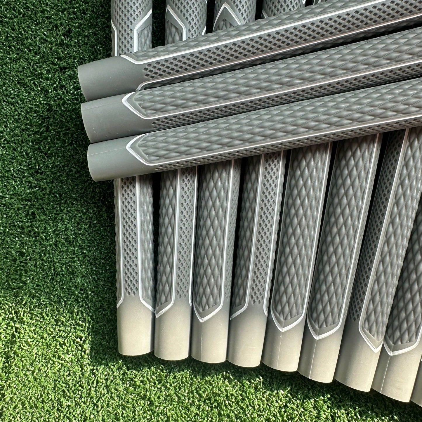 13-Piece Pack Of Golf Grips Made Of Rubber, Ironwood, Dry Anti-Slip And Wear-Resistant Materials For Golf Clubs.