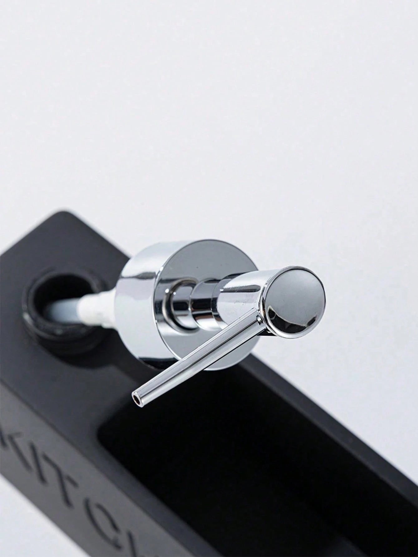 1pc 6.31 Inch Resin Fashion Kitchen Soap Dispenser Bottle, Kitchen Countertop Decor, Dish Soap Refill Bottle, Bathroom Sink Use, Includes Dish Sponge (Black, Grey, White)