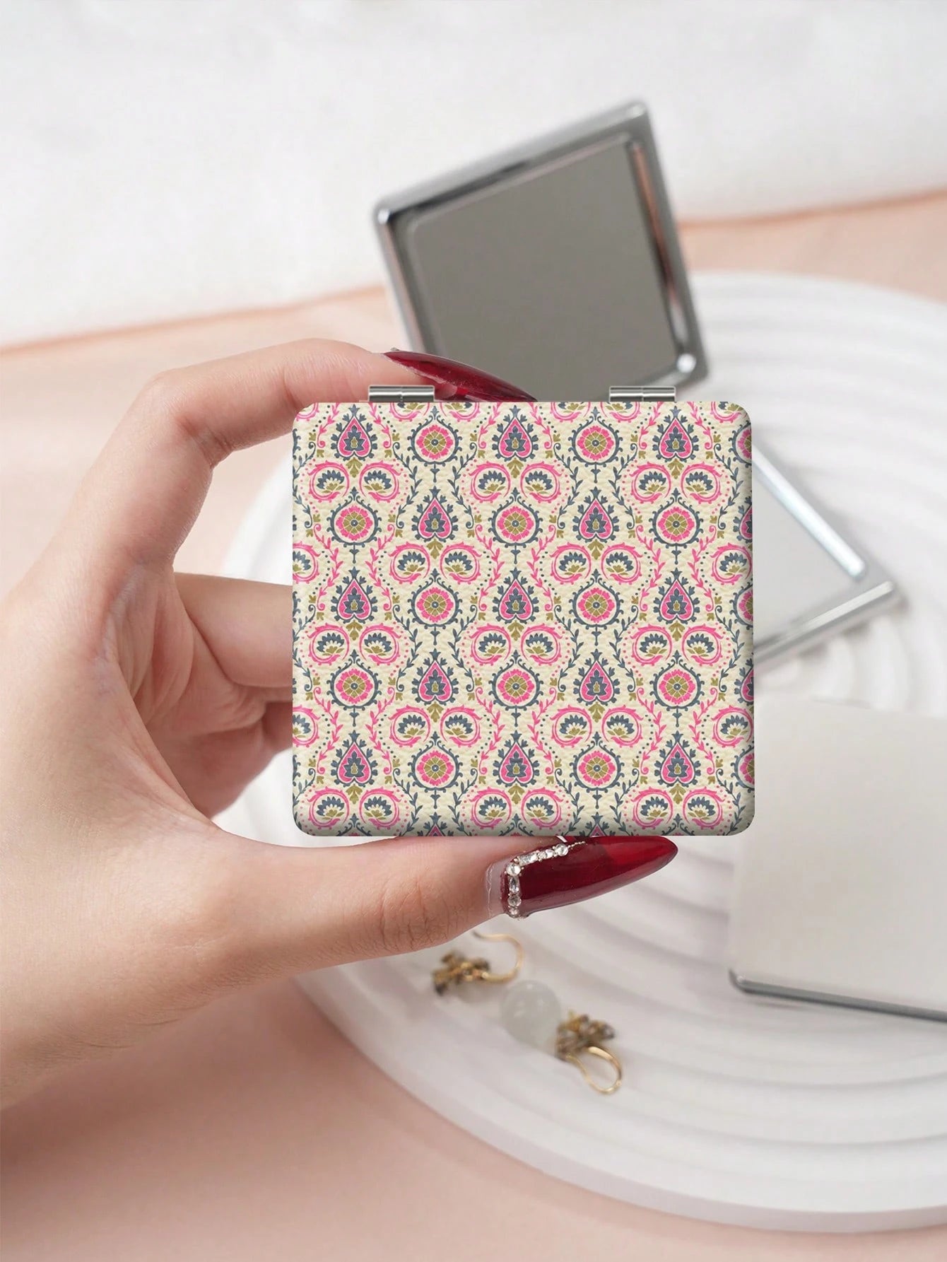 1PC Art Decorative Series Portable Folding Makeup Mirror, Lightweight Ultra-Thin Convenient Durable PU Leather, Suitable For Various Occasions Travel Party Work School, Fit For All Ages