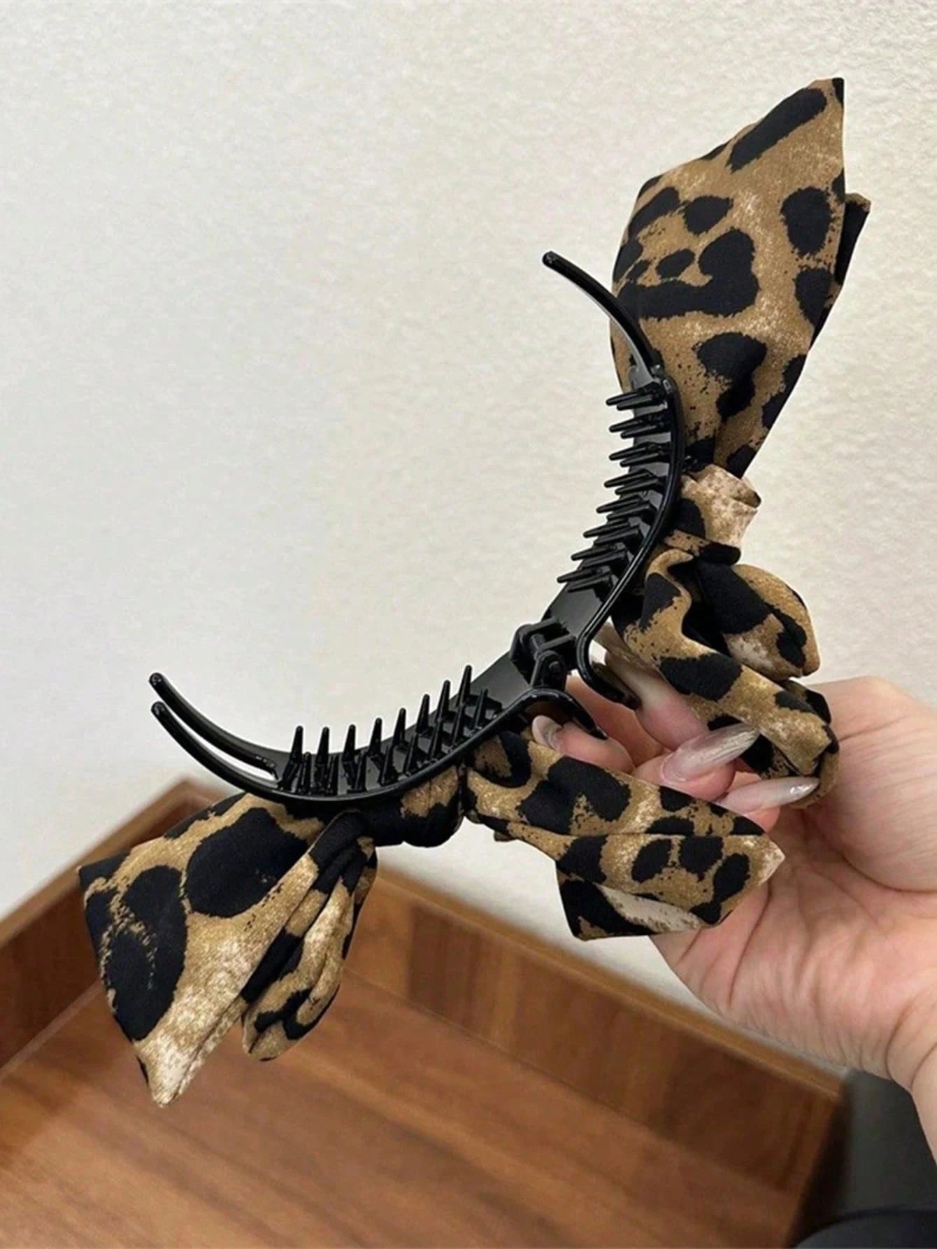 1pc Leopard Print Bow Hair Clip, Suitable For Daily Wear, Practical And Easy To Use, Exquisite Design, Can Fix Ponytail Hairstyle. New Fashion High Top Ponytail Hair Clip, Suitable For High-End Occasi