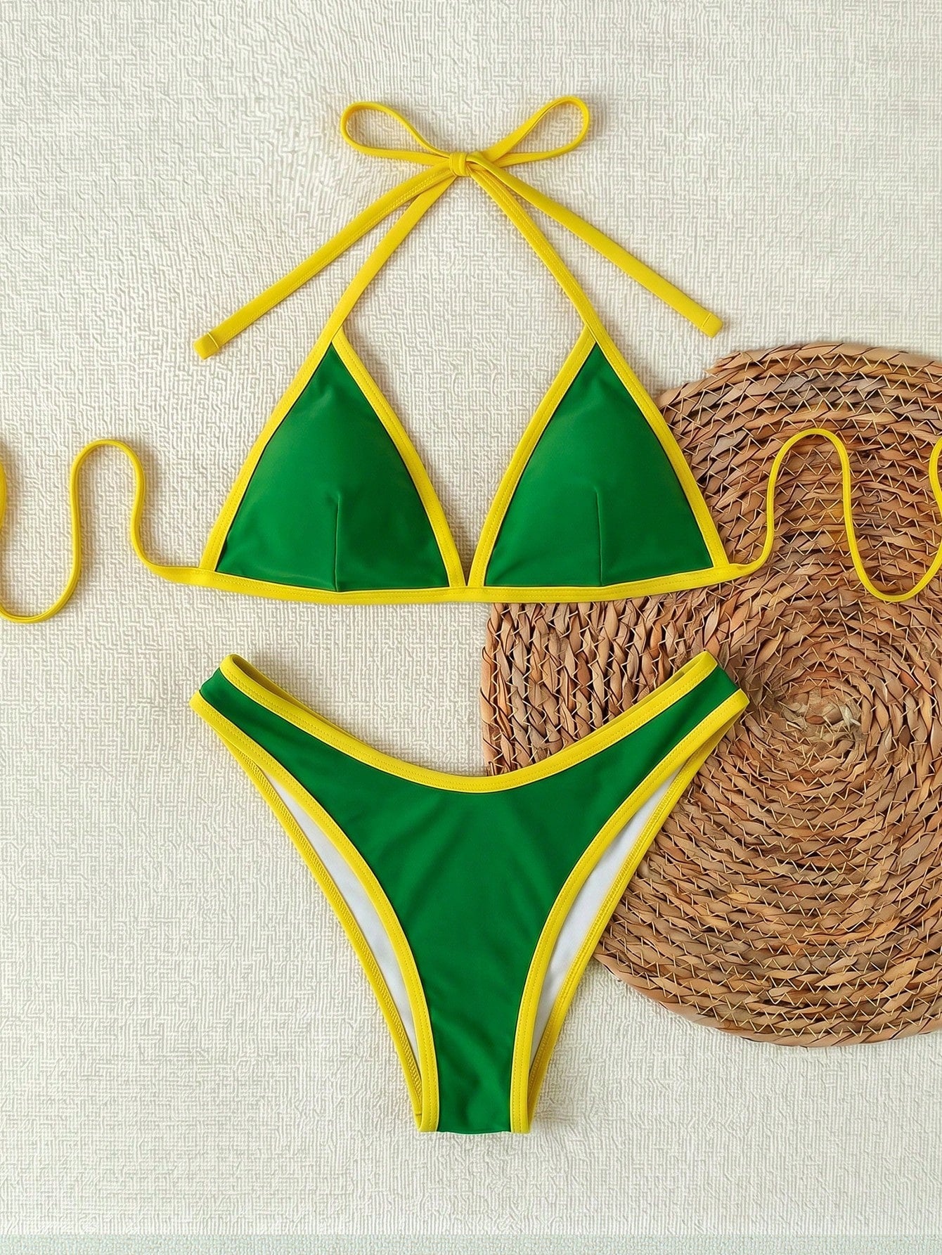 2026 Summer New Women's Fashion Yellow And Green Contrast Trim Backless Triangle Cup Bikini Set, Romantic And Unique Design, Perfect For Spring Vacation, Travel, Daily Outings, Beach Holiday And Beach