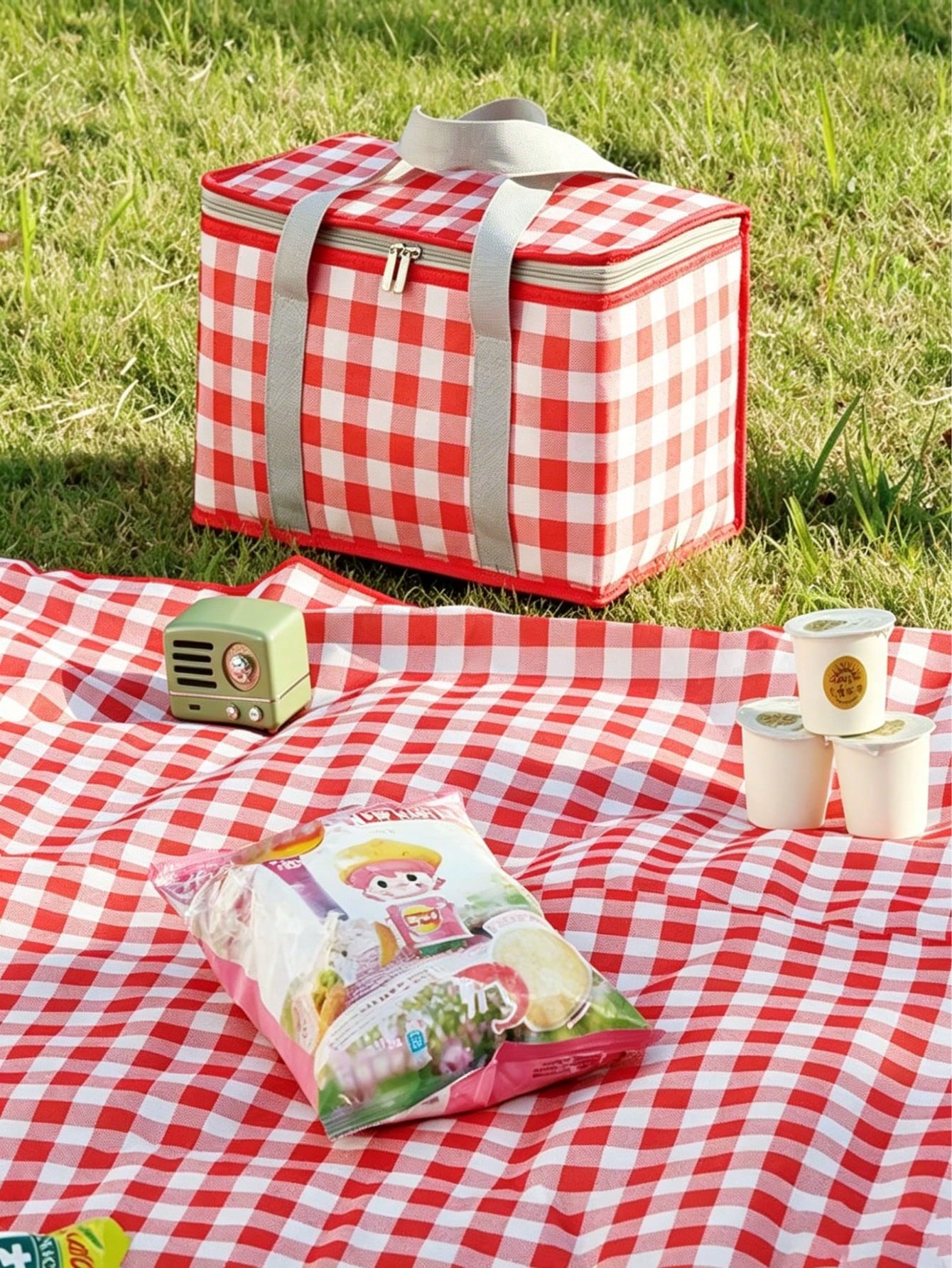 3 Pieces Of Picnic And Camping Tools, Including A 59-Inch X 78-Inch Picnic Mat + 1 Large Insulated Camping Bag + 1 180ml Folding Water Cup.