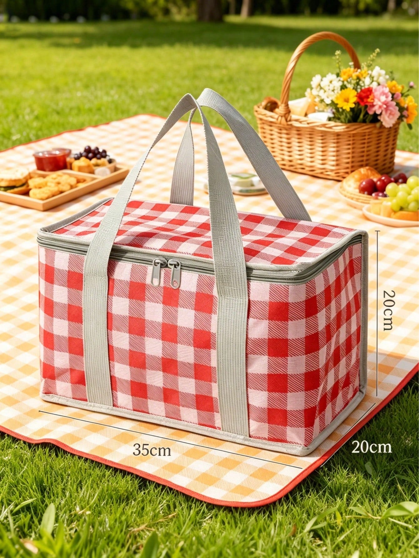 3 Pieces Of Picnic And Camping Tools, Including A 59-Inch X 78-Inch Picnic Mat + 1 Large Insulated Camping Bag + 1 180ml Folding Water Cup.