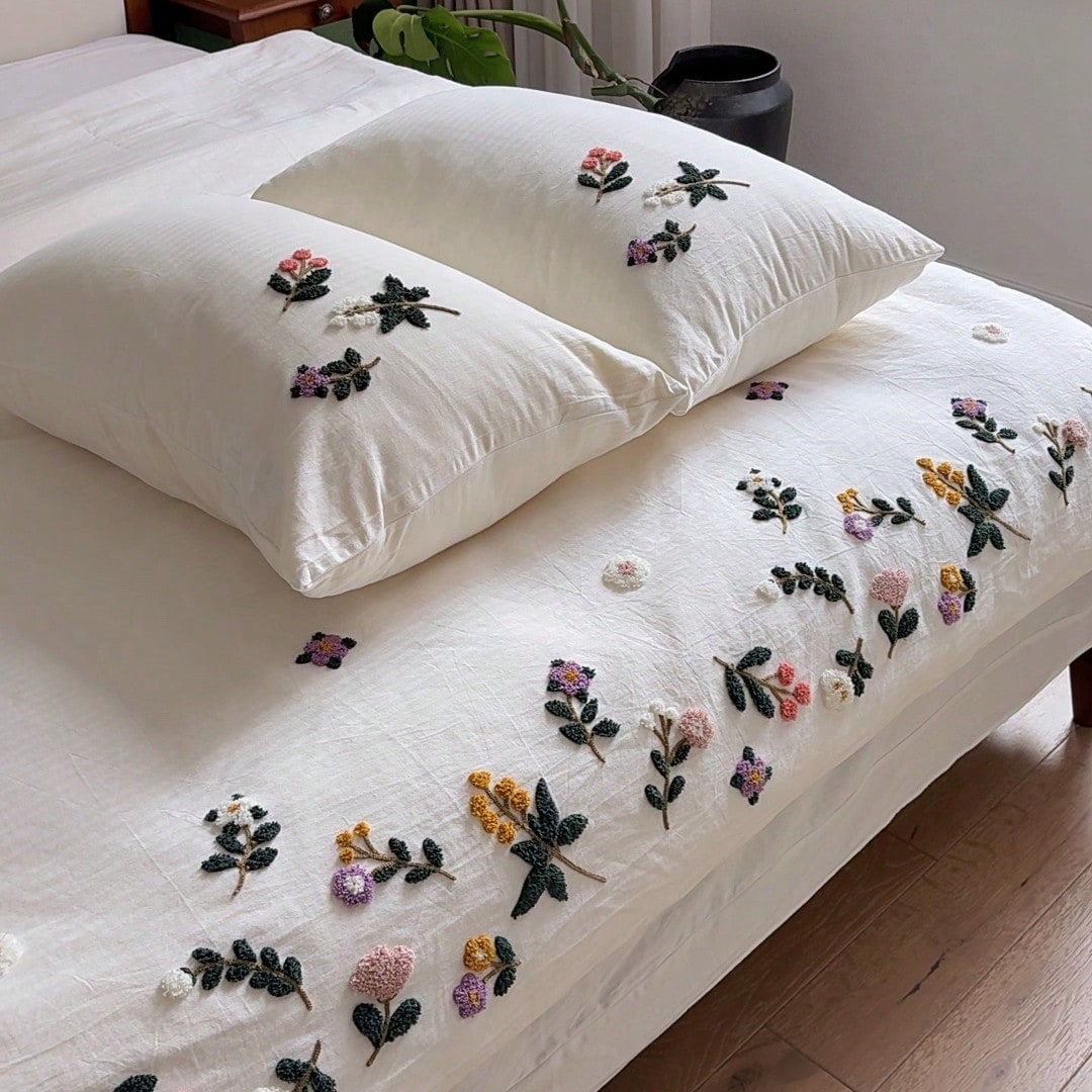 3pcs Skin-Friendly Crinkle Gauze Fabric Soft & Comfortable Light Blue Floral Embroidered Duvet Cover Set (1*Duvet Cover + 2*Pillow Shams, Excluding Filler), Suitable For Bedroom, Guest Room, Boys & Gi