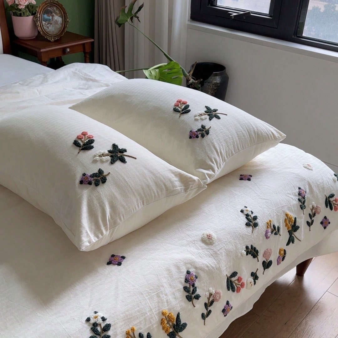 3pcs Skin-Friendly Crinkle Gauze Fabric Soft & Comfortable Light Blue Floral Embroidered Duvet Cover Set (1*Duvet Cover + 2*Pillow Shams, Excluding Filler), Suitable For Bedroom, Guest Room, Boys & Gi