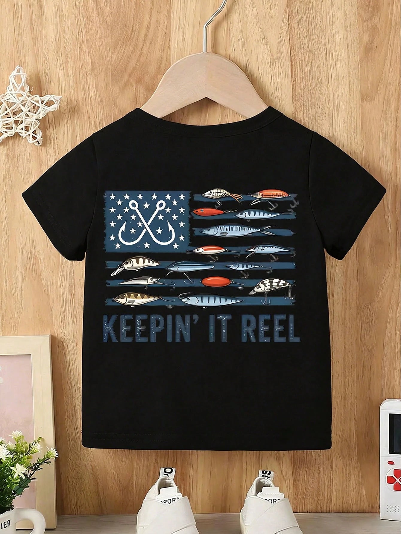 Baby Boy Short Sleeved Loose Round Neck T-Shirt With"Keepin' It Reel" American Flag Lure Printed Pattern Suitable For Summer Wear