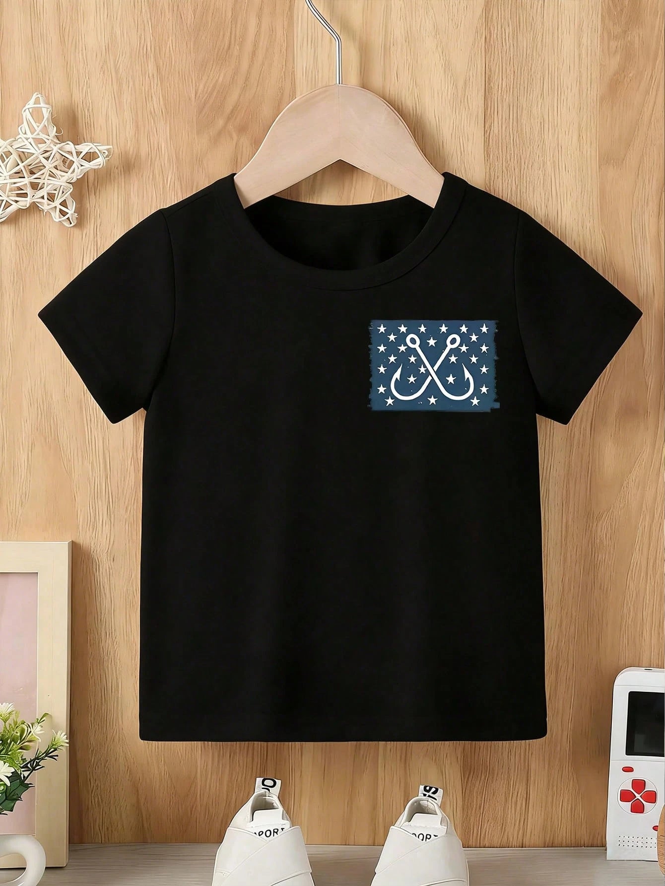 Baby Boy Short Sleeved Loose Round Neck T-Shirt With"Keepin' It Reel" American Flag Lure Printed Pattern Suitable For Summer Wear
