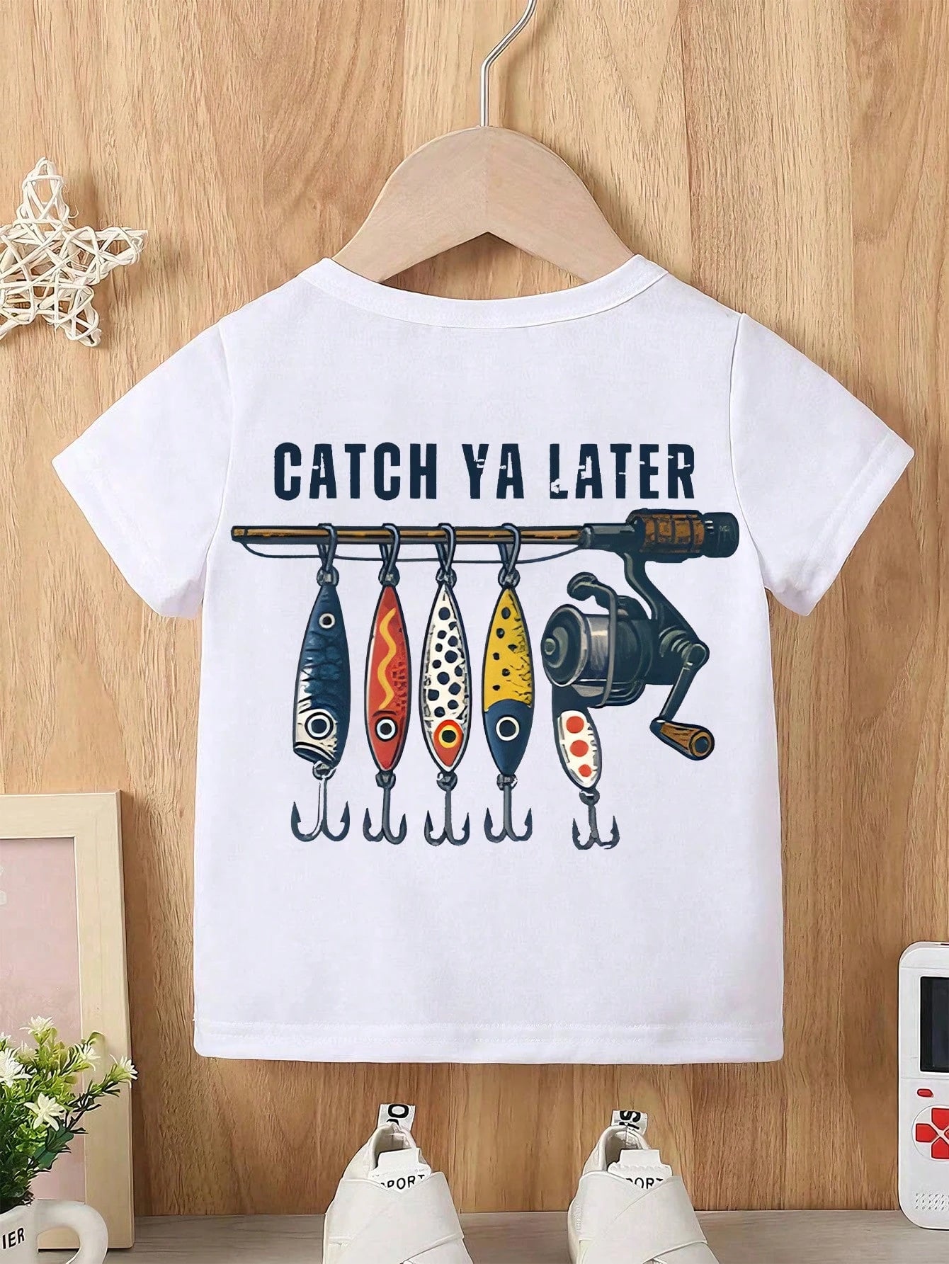 Baby Boy Short Sleeved Loose Round Neck T-Shirt With"Keepin' It Reel" American Flag Lure Printed Pattern Suitable For Summer Wear