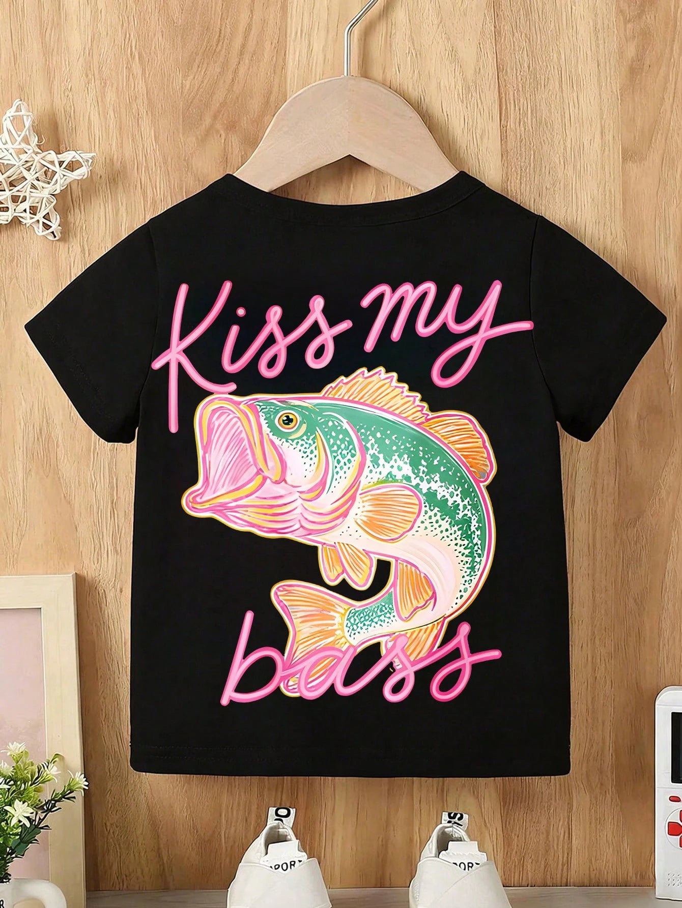 Baby Boy Short Sleeved Loose Round Neck T-Shirt With "Kiss My Bass" Funny Fishing Printed Pattern Suitable For Summer Wear