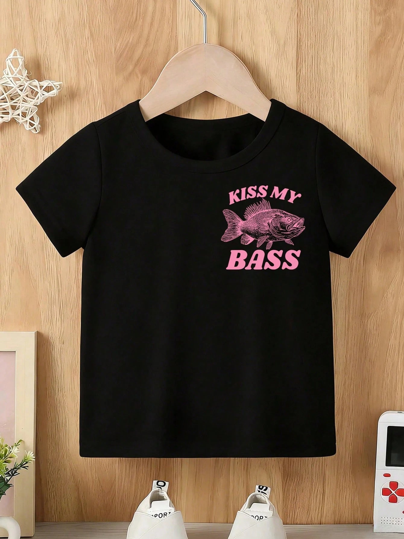 Baby Boy Short Sleeved Loose Round Neck T-Shirt With "Kiss My Bass" Funny Fishing Printed Pattern Suitable For Summer Wear