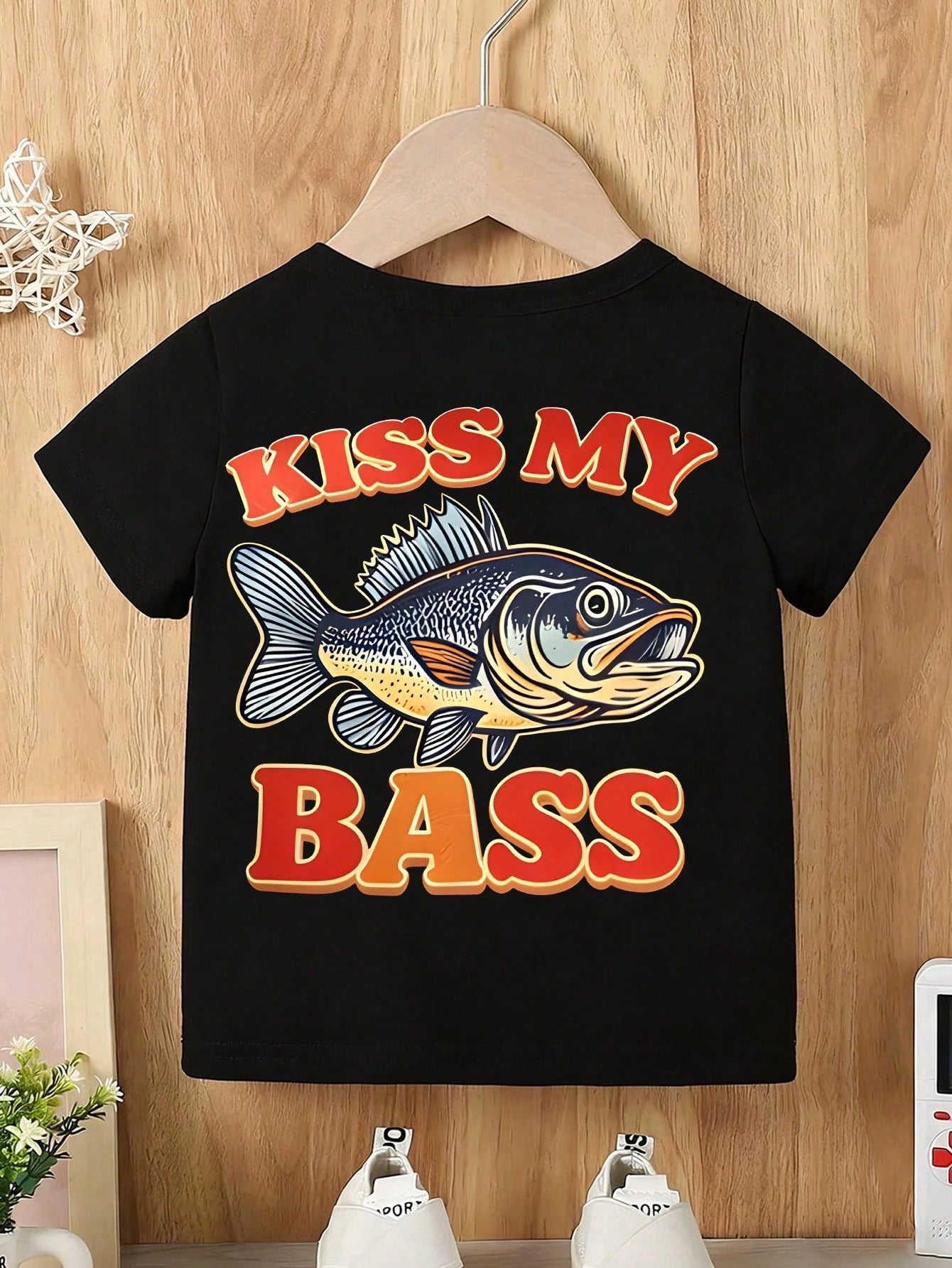 Baby Boy Short Sleeved Loose Round Neck T-Shirt With "Kiss My Bass" Funny Fishing Printed Pattern Suitable For Summer Wear