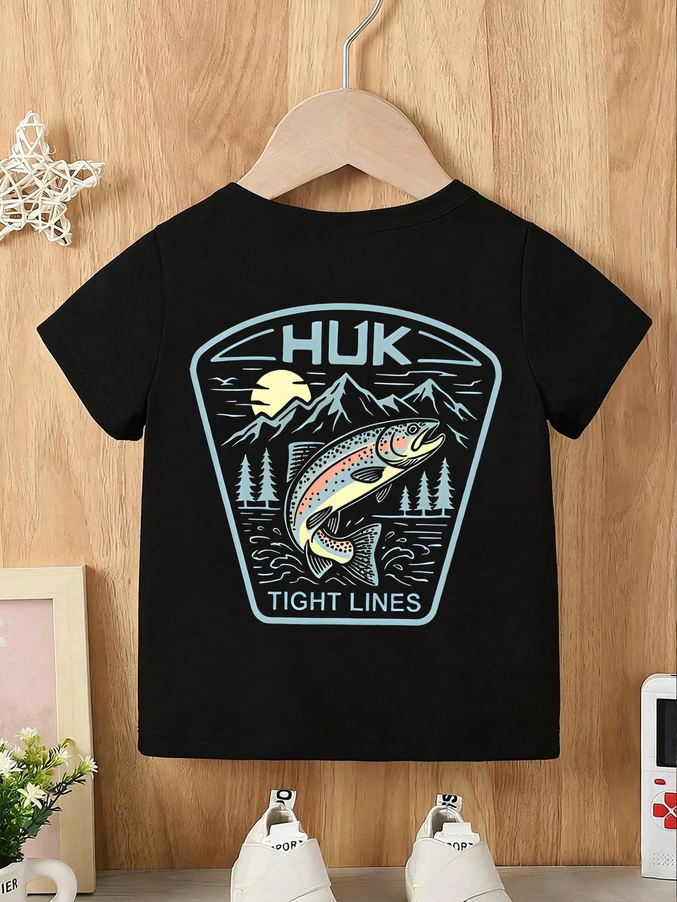 Baby Boy Short Sleeved Loose Round Neck T-Shirt WithHUK "Tight Lines" Trout Fishing Printed Pattern Suitable For Summer Wear