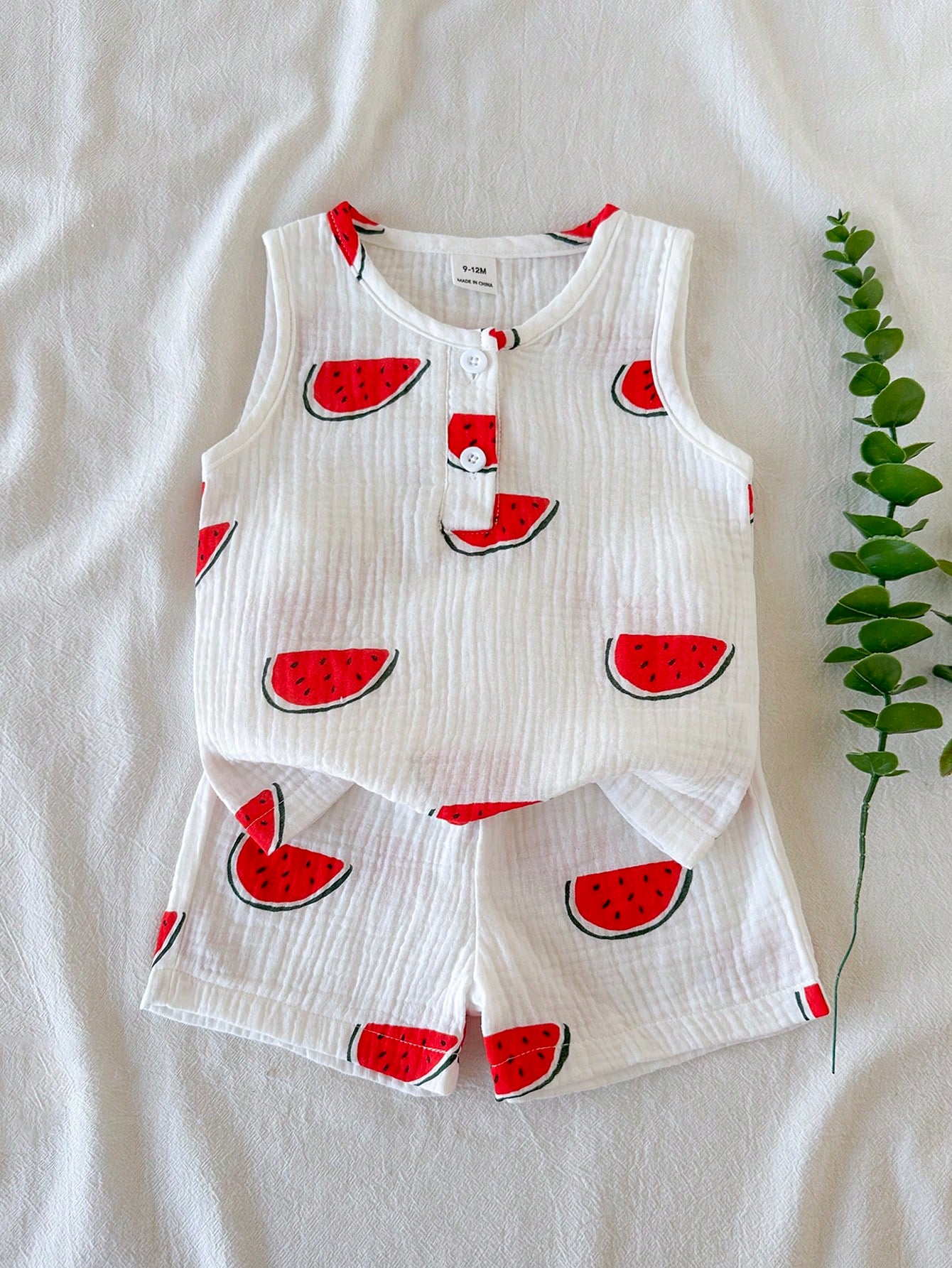 Baby Boys Summer White & Green Vibrant Playful Crocodile Print Sleeveless Tank Top & Shorts Set, Loose Comfortable Fit, Suitable For Daily Outings, School Activities, Family Gatherings, Outdoor