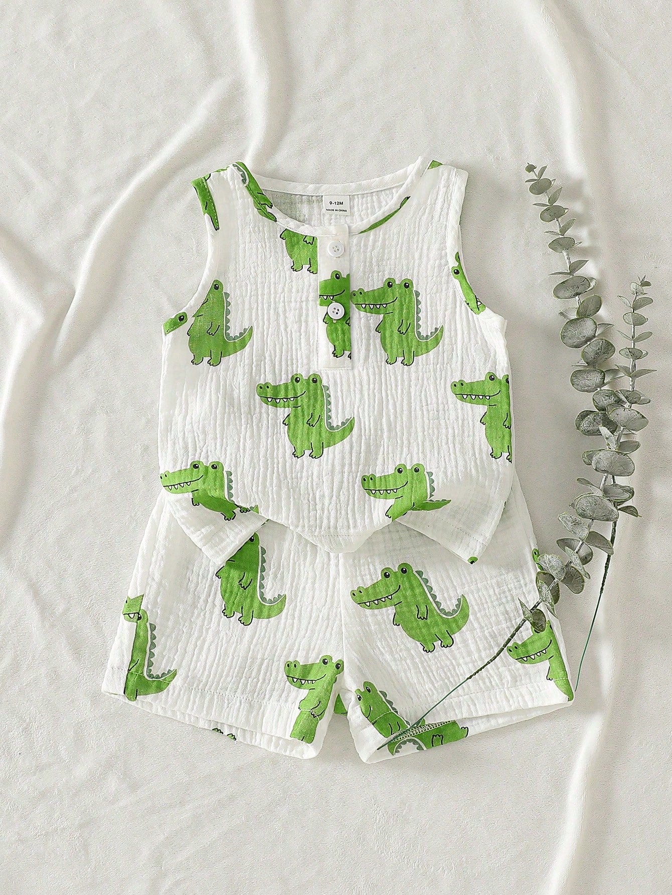 Baby Boys Summer White & Green Vibrant Playful Crocodile Print Sleeveless Tank Top & Shorts Set, Loose Comfortable Fit, Suitable For Daily Outings, School Activities, Family Gatherings, Outdoor