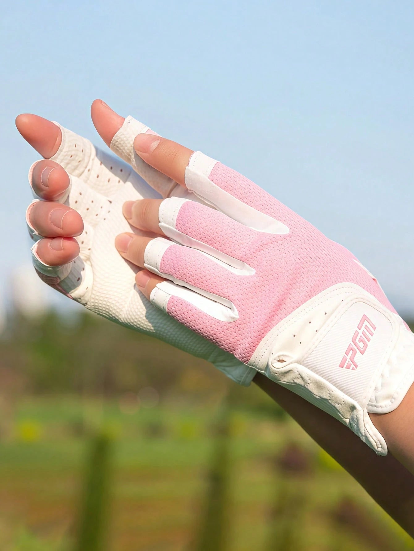 Breathable Sweat-Wicking Golf Gloves With Adjustable Hook And Loop Fingerless Microfiber Golf Glove For Female Players Aesthetic Golf Grips For Summer Training Session High-Elasticity Soft Grip Lightw