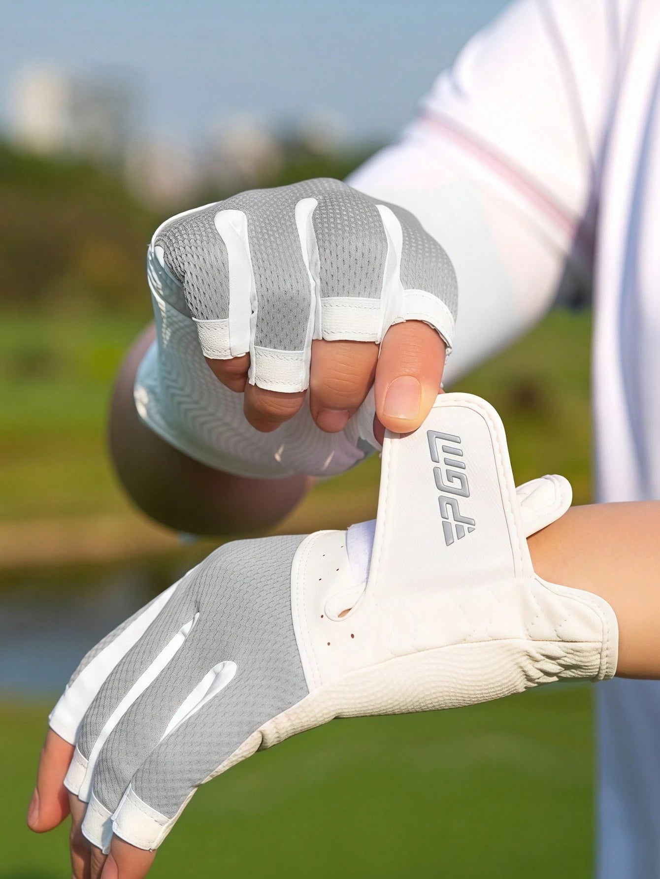Breathable Sweat-Wicking Golf Gloves With Adjustable Hook And Loop Fingerless Microfiber Golf Glove For Female Players Aesthetic Golf Grips For Summer Training Session High-Elasticity Soft Grip Lightw