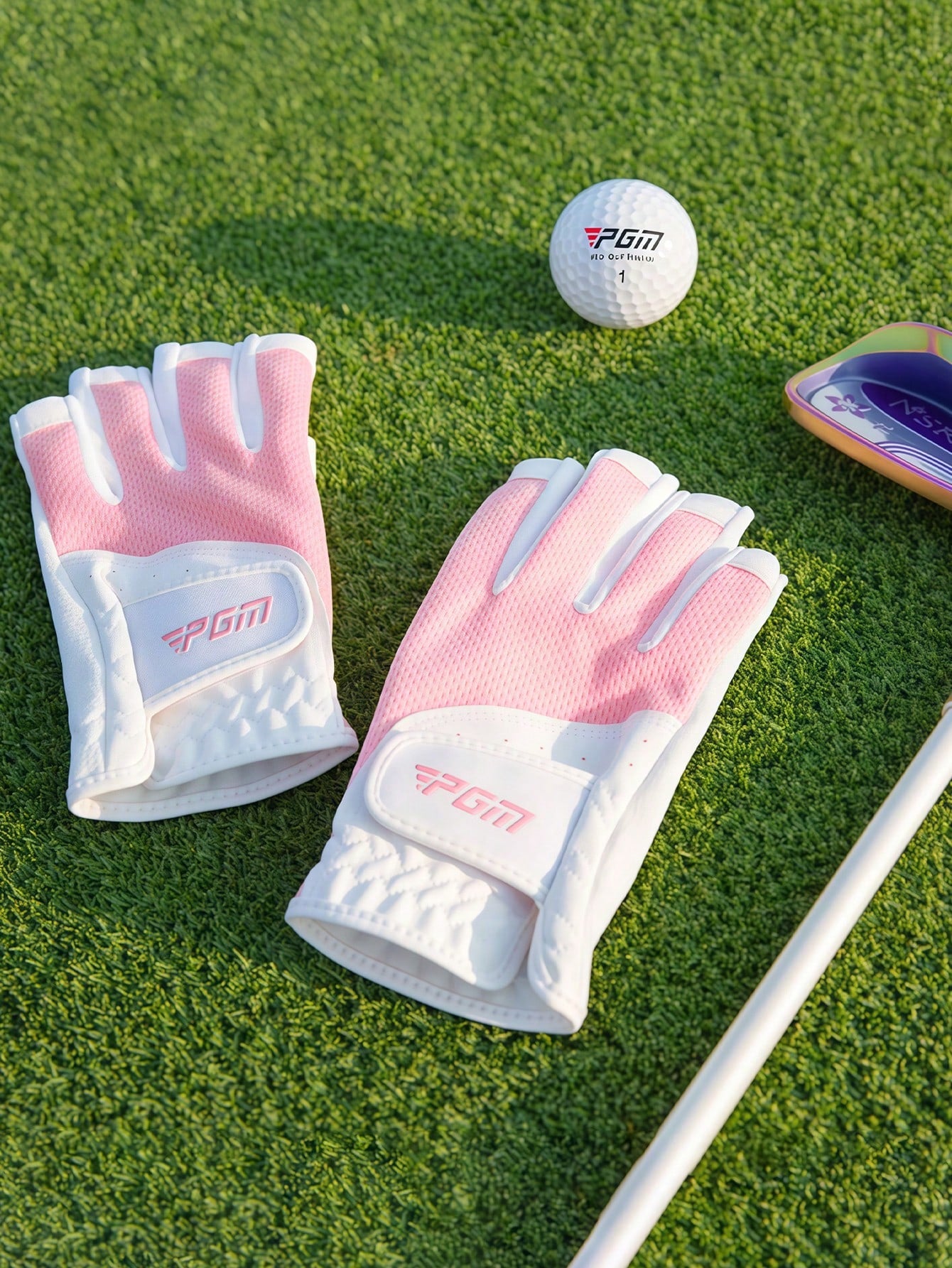 Breathable Sweat-Wicking Golf Gloves With Adjustable Hook And Loop Fingerless Microfiber Golf Glove For Female Players Aesthetic Golf Grips For Summer Training Session High-Elasticity Soft Grip Lightw