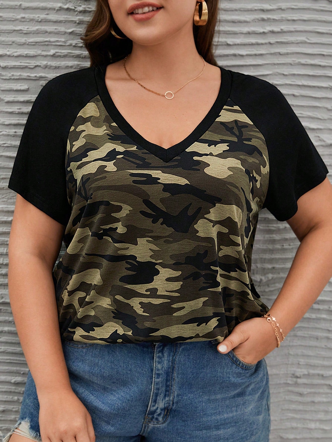 BrightlyHer Plus Camo Print Contrast Raglan Sleeve Tee, Summer,Flower/Vacation/Spring