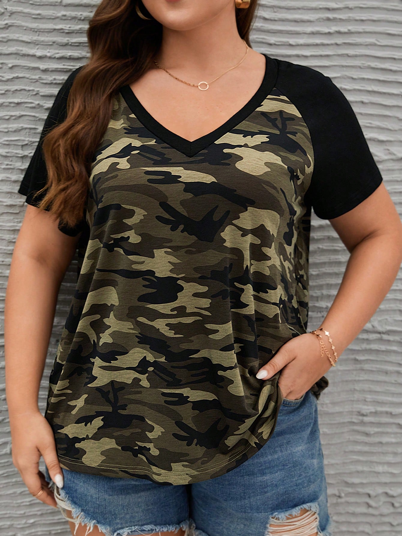 BrightlyHer Plus Camo Print Contrast Raglan Sleeve Tee, Summer,Flower/Vacation/Spring
