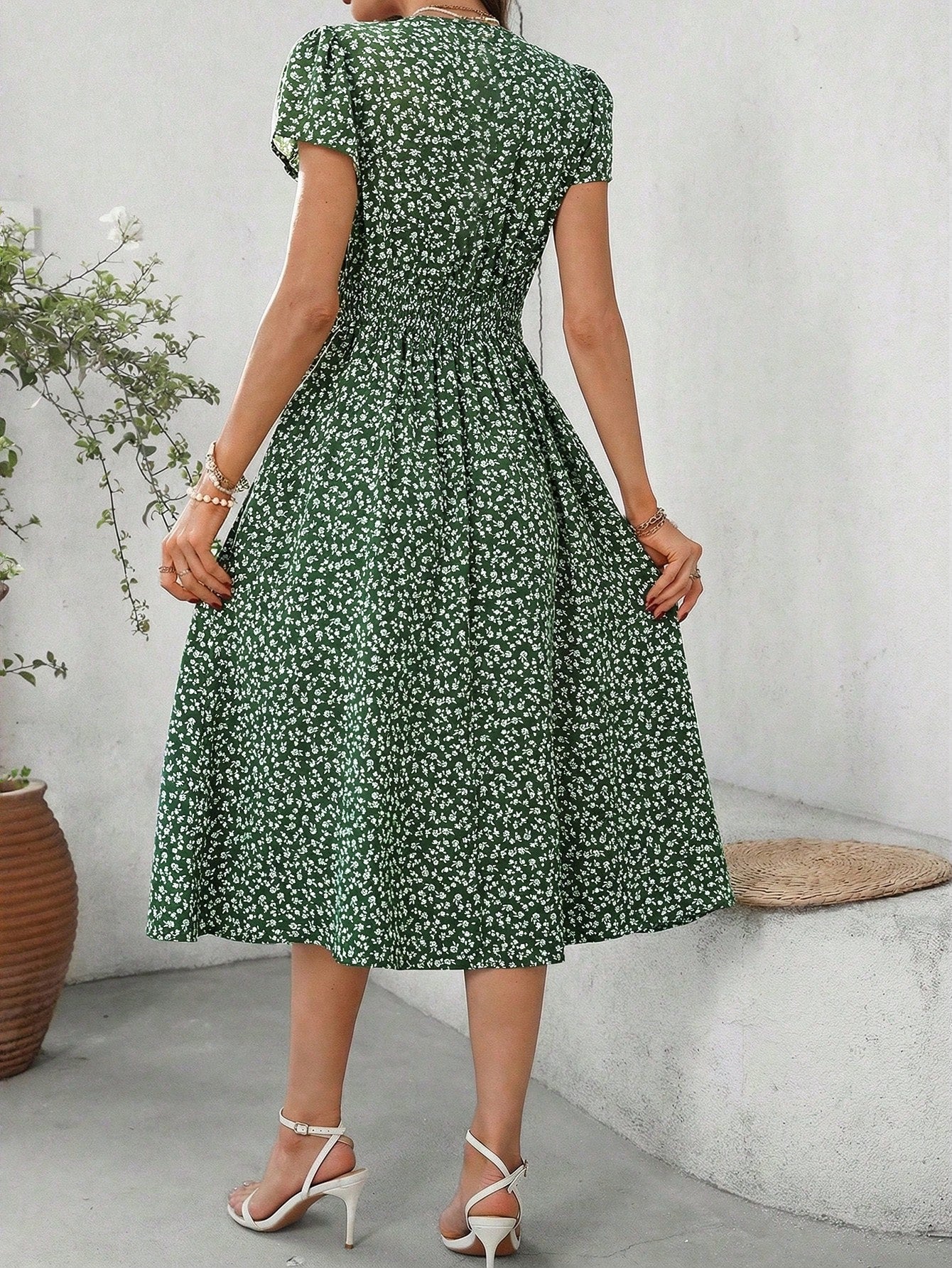 Clasi Women's V-Neck Short Sleeve Ruched A-Line Elegant Everyday Vacation Outing Green Ditsy Floral Midi Dress, Spring/Summer,Summer Dresses For Women