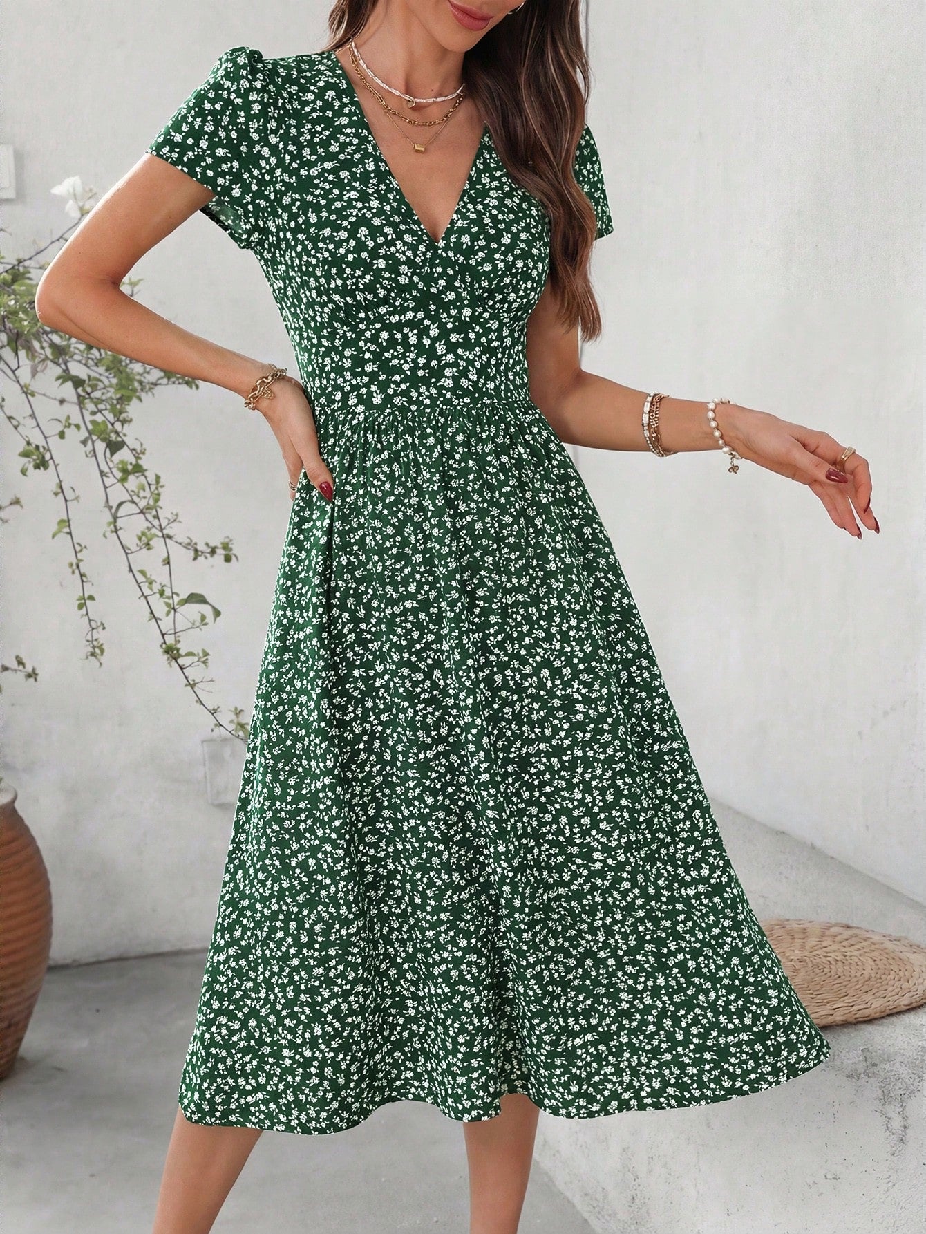 Clasi Women's V-Neck Short Sleeve Ruched A-Line Elegant Everyday Vacation Outing Green Ditsy Floral Midi Dress, Spring/Summer,Summer Dresses For Women
