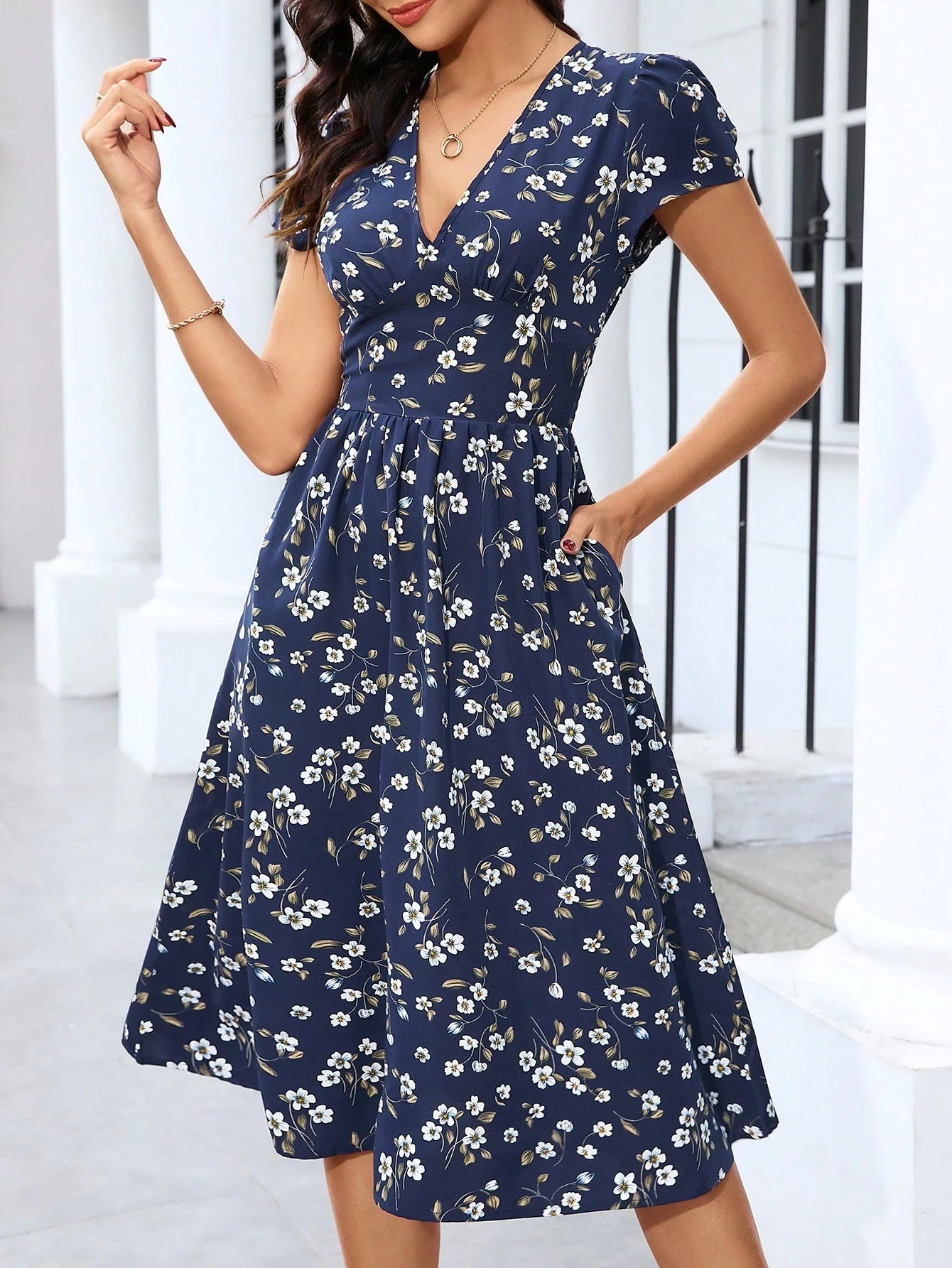 Clasi Women's V-Neck Short Sleeve Ruched A-Line Elegant Everyday Vacation Outing Green Ditsy Floral Midi Dress, Spring/Summer,Summer Dresses For Women