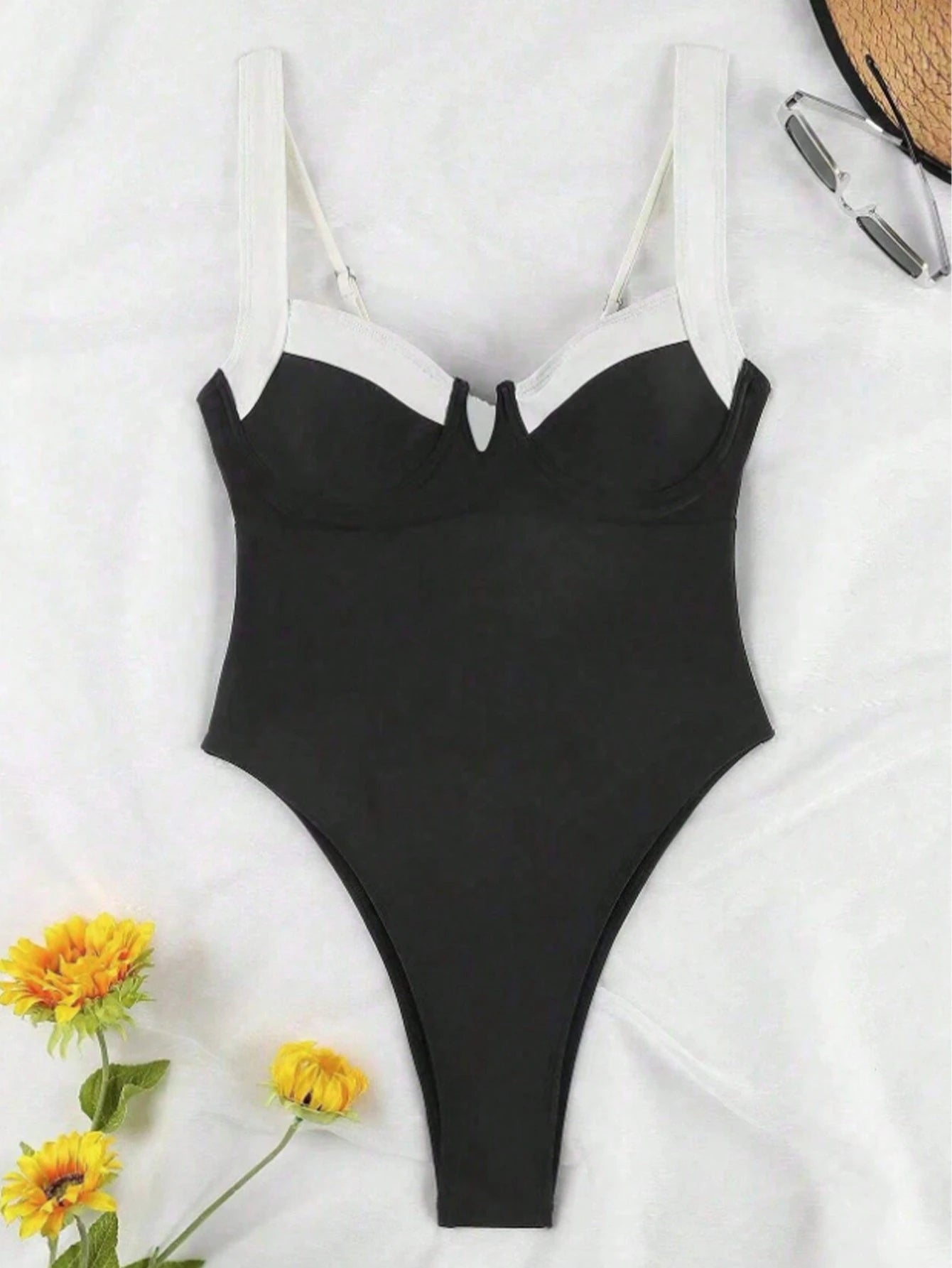 Elegant Black And White Wide Strap One-Piece Swimsuit, Sexy Swimwear Suitable For Beach Vacation And Party Summer