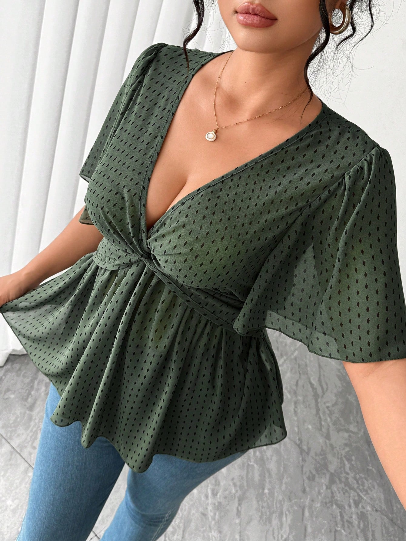 Elenzga Plus Size Polka Dot Floral Chiffon Blouse, Twisted Hem Design, Elegant Commuter Versatile. Spring/Summer Textured Fabric, Suitable For Party, Date, Holiday Outing.