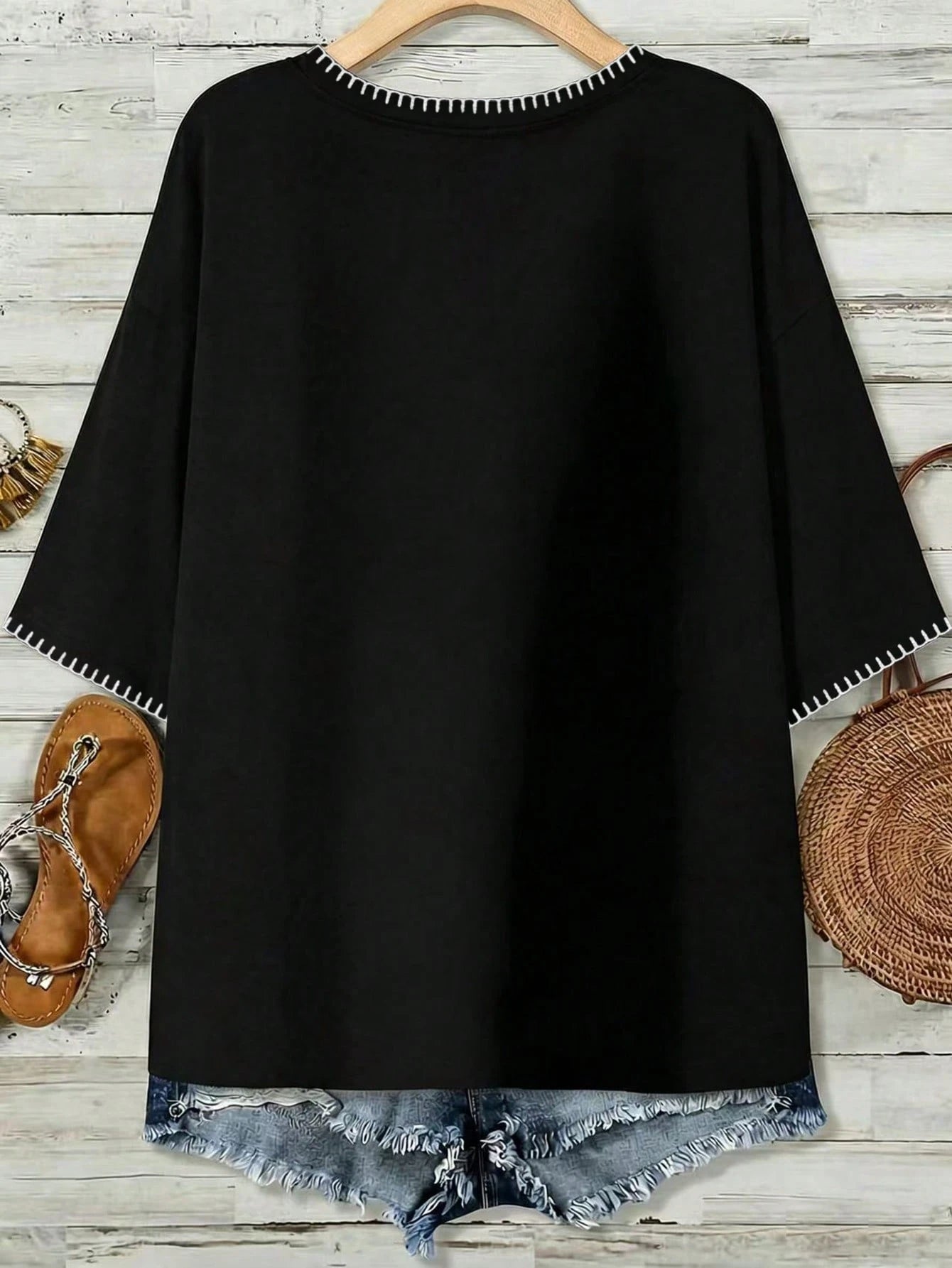 EMERY ROSE Casual Minimalist Handmade Shell Flower Decor V-Neck Loose T-Shirt For Plus Size Women, Black Top, Suitable For Summer