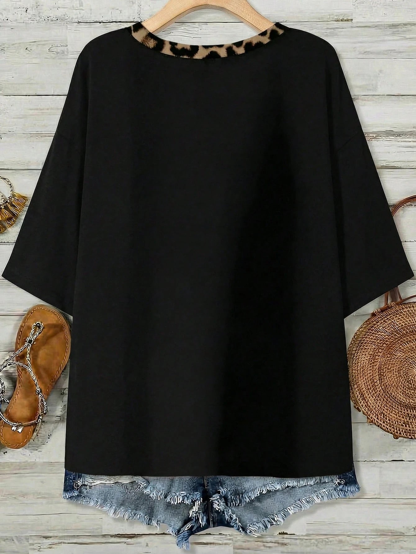 EMERY ROSE Casual Minimalist Handmade Shell Flower Decor V-Neck Loose T-Shirt For Plus Size Women, Black Top, Suitable For Summer