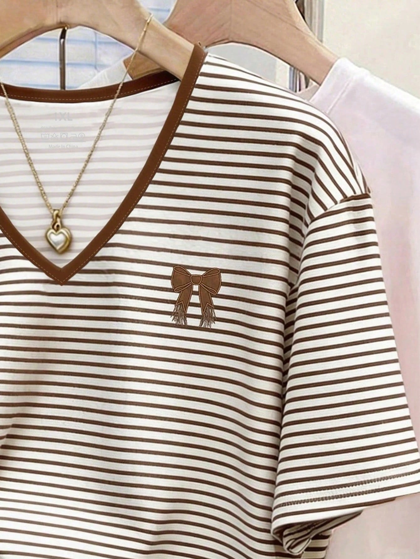 EMERY ROSE Plus Size Striped And Bow Digital Print,Fashionable Minimalist Women's Regular V-Neck T-Shirt, Gift For Friends