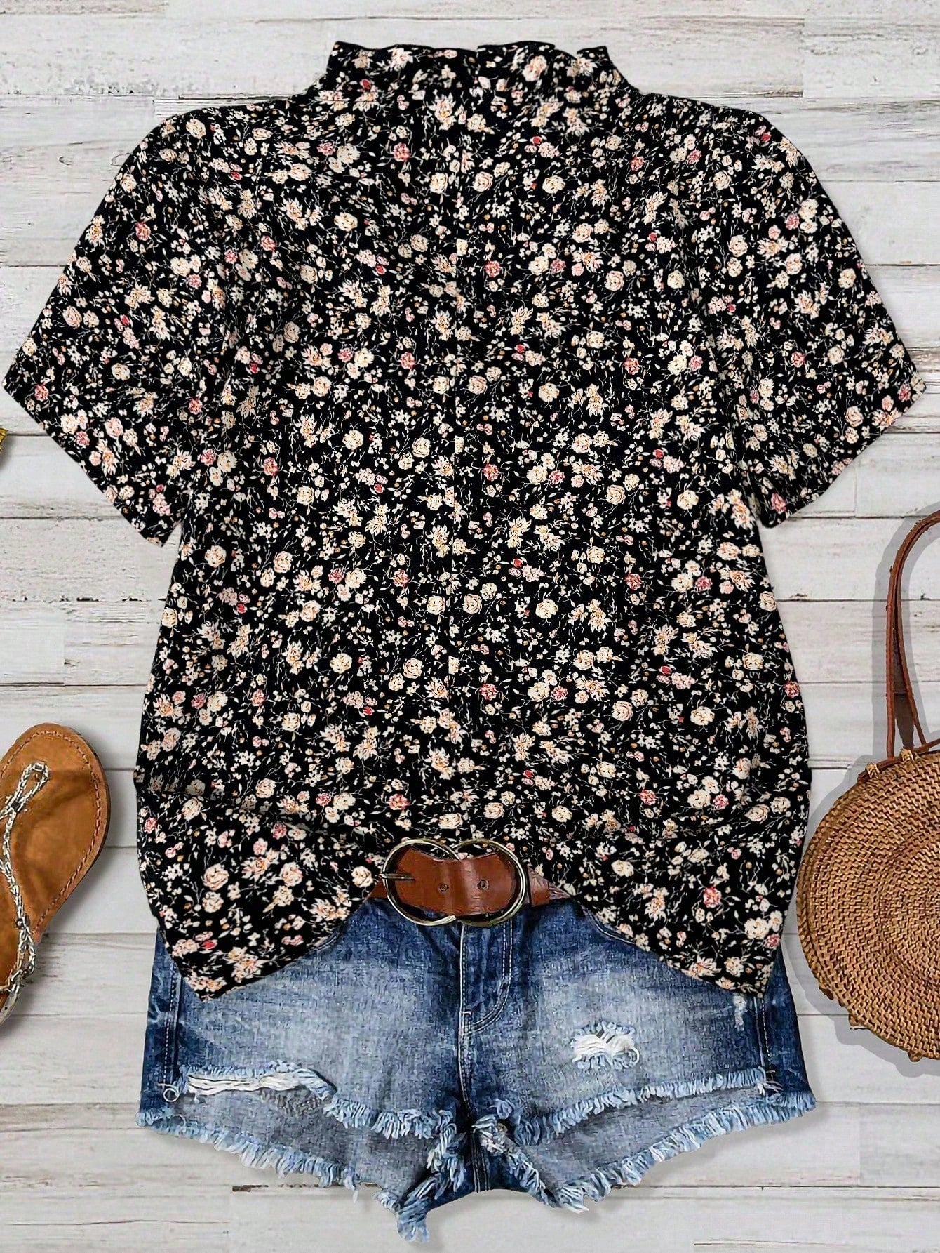 Franclia Plus Size White Floral Heart Print Blouse For Women, V-Neck Ruffle Collar Puff Short Sleeve Boho Summer Shirt, Casual Vacation Holiday Tops Outfits