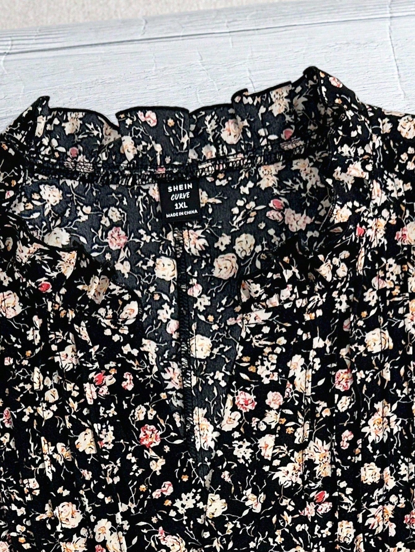 Franclia Plus Size White Floral Heart Print Blouse For Women, V-Neck Ruffle Collar Puff Short Sleeve Boho Summer Shirt, Casual Vacation Holiday Tops Outfits