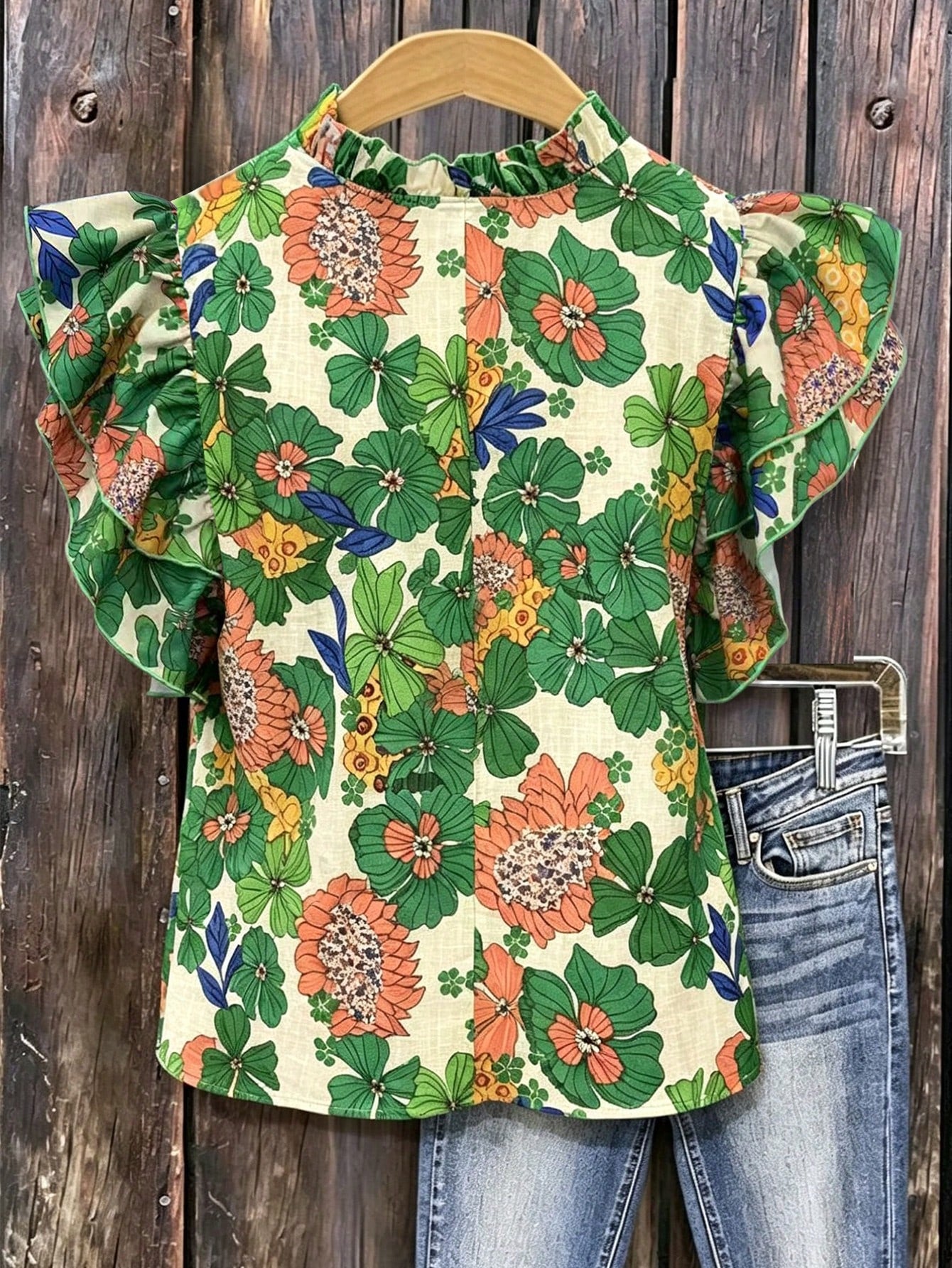 Linhara A Large-Sized Pleated V-Neck Floral Shirt With Flowing Sleeves, Perfect For Summer Vacations