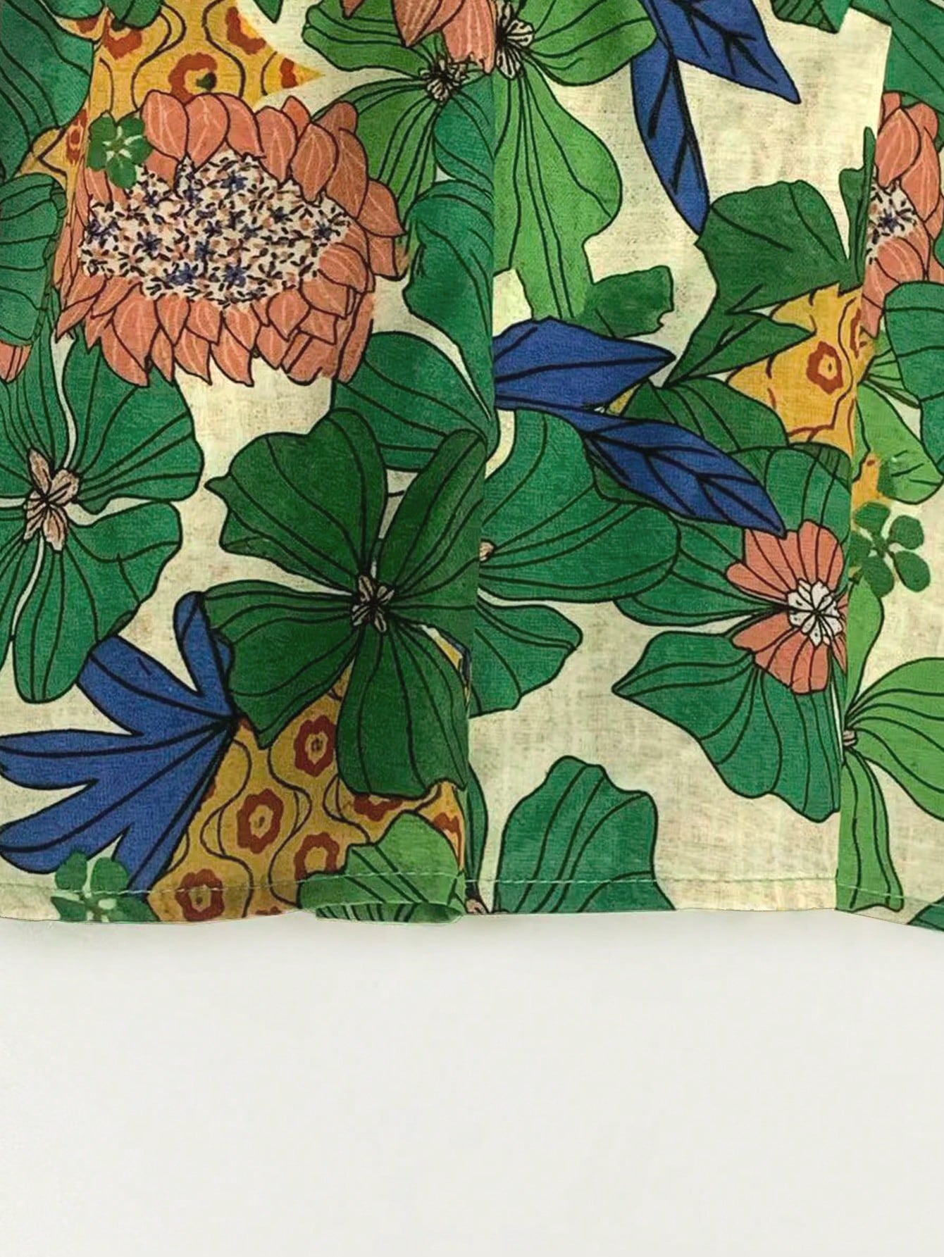 Linhara A Large-Sized Pleated V-Neck Floral Shirt With Flowing Sleeves, Perfect For Summer Vacations