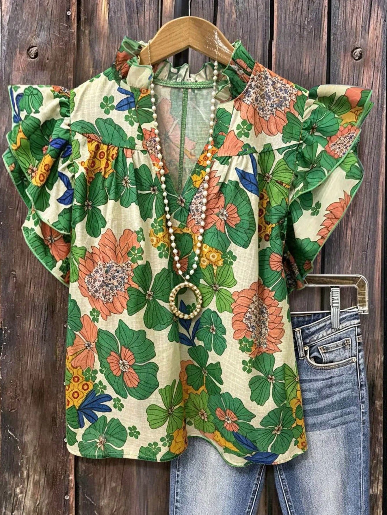 Linhara A Large-Sized Pleated V-Neck Floral Shirt With Flowing Sleeves, Perfect For Summer Vacations