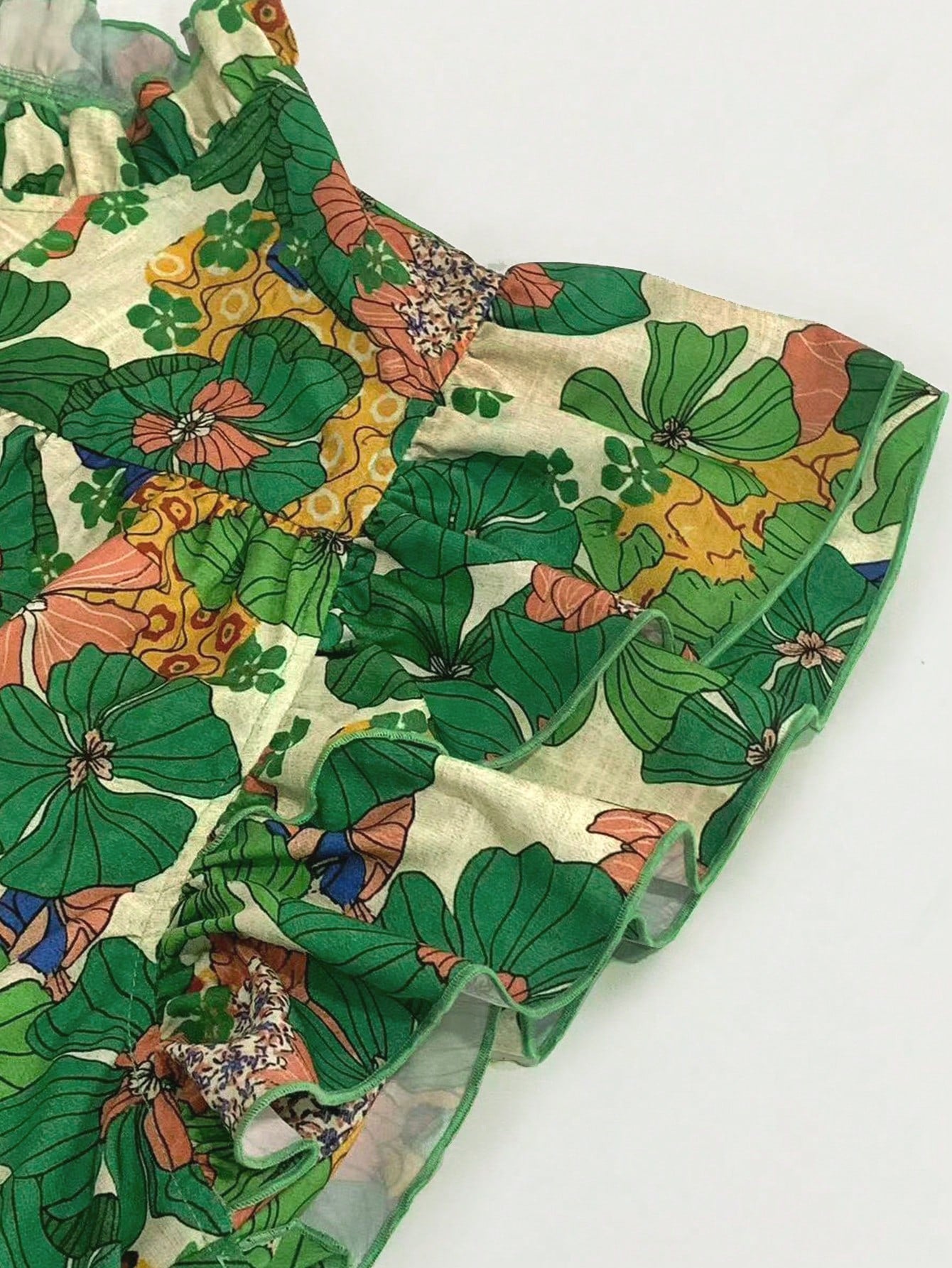 Linhara A Large-Sized Pleated V-Neck Floral Shirt With Flowing Sleeves, Perfect For Summer Vacations