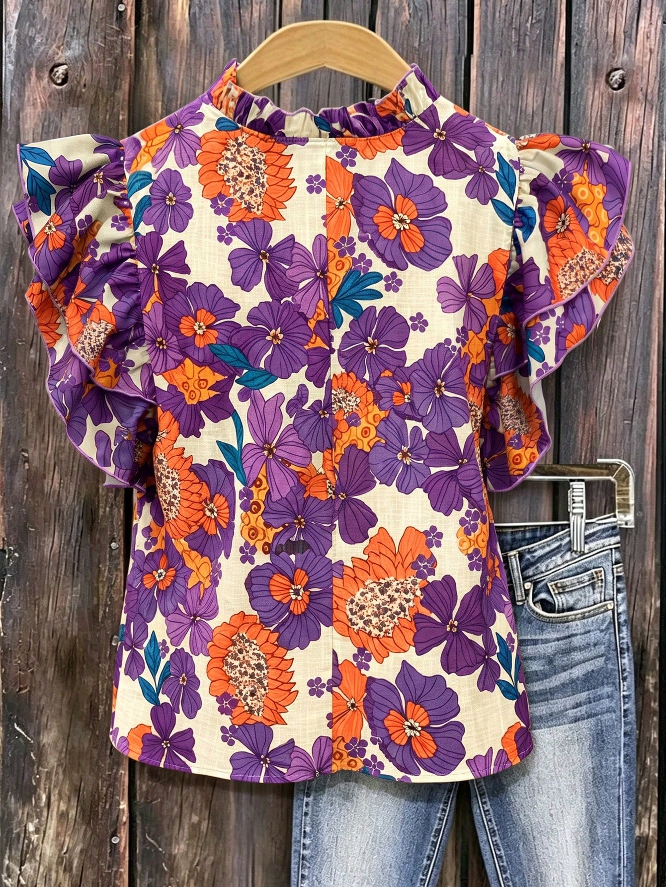 Linhara A Large-Sized Pleated V-Neck Floral Shirt With Flowing Sleeves, Perfect For Summer Vacations