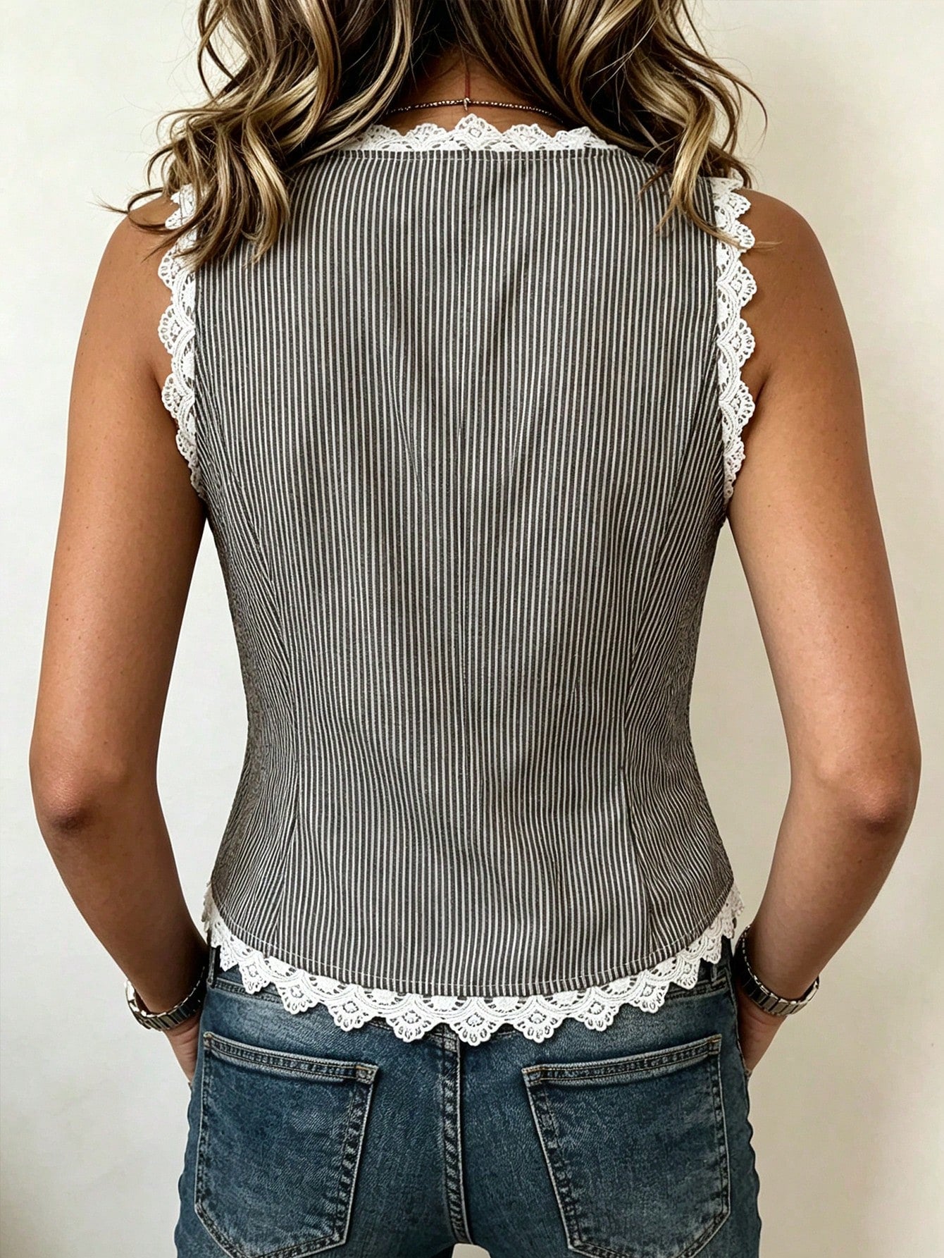 Linhara CURVE Plus Size Women's New Spring/Summer Series/V-Neck, Single Button Design, Lace Decor, No Waist Design, Short Women's Vest Top, Women's Summer Top Vintage Striped Vest Lace Decor V-Neck Si