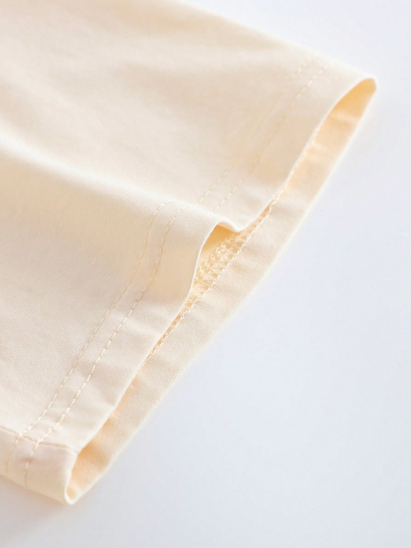 LUNE Women Wearing Round Neck, Short Sleeves, Printed Letters And Flowers On The Chest For Summer Short Sleeves