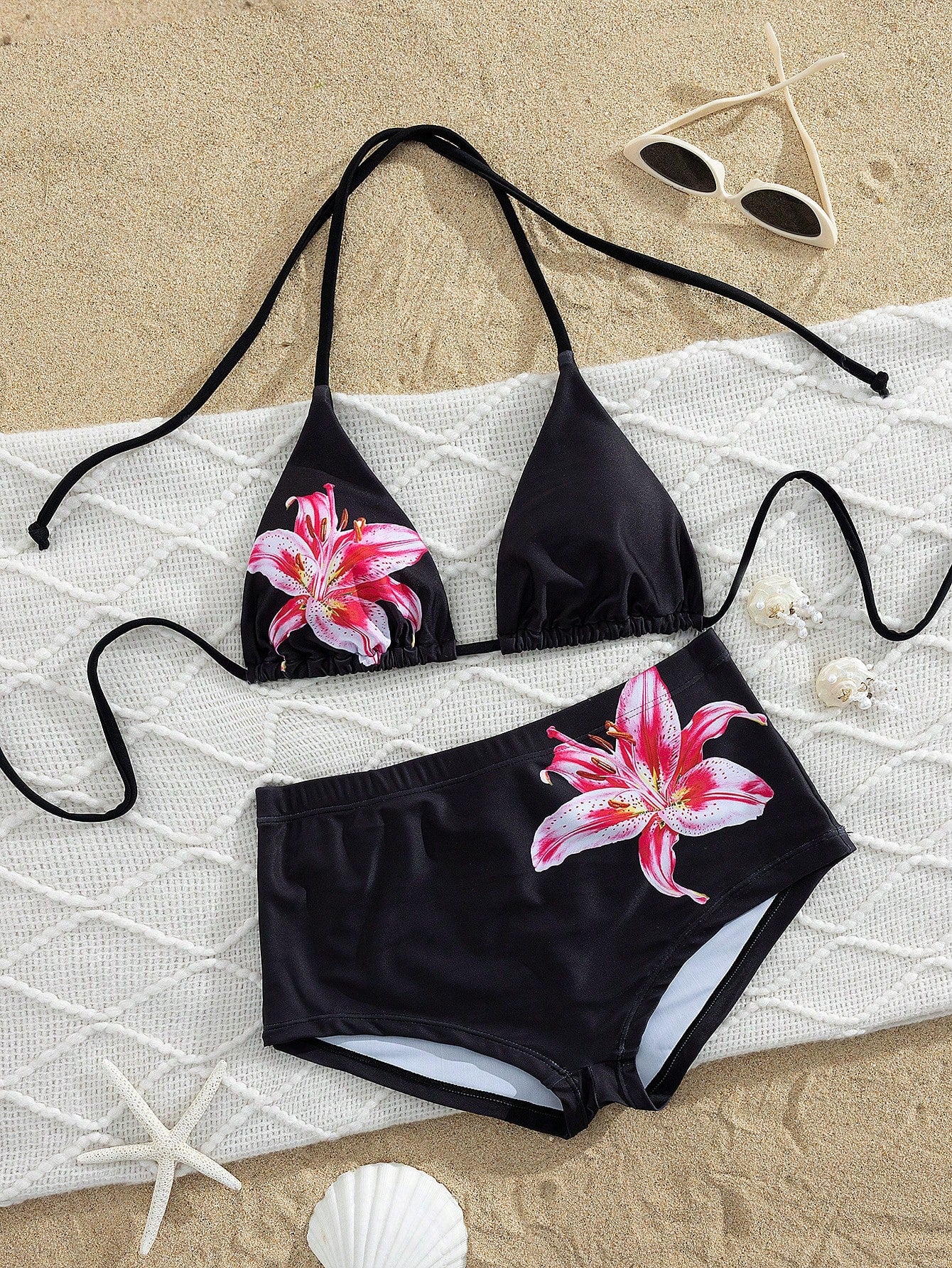 PEPPERMOLLY Fashionable Floral Swimwear: Black Backless Bikini Top + High-Waisted Shorts, Decorated With Vibrant Lily Flower Pattern- Stylish And Comfortable Swimwear Set, Suitable For Summer Vacatio