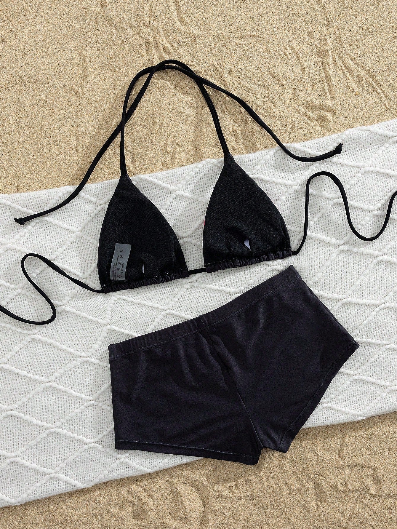 PEPPERMOLLY Fashionable Floral Swimwear: Black Backless Bikini Top + High-Waisted Shorts, Decorated With Vibrant Lily Flower Pattern- Stylish And Comfortable Swimwear Set, Suitable For Summer Vacatio