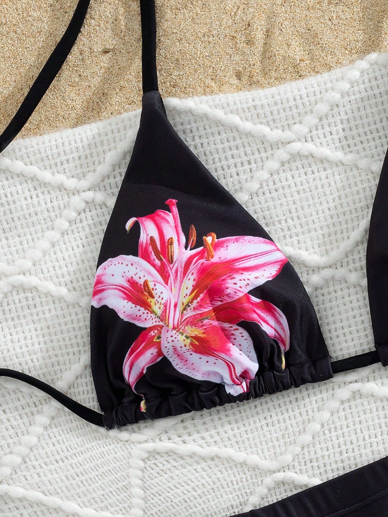 PEPPERMOLLY Fashionable Floral Swimwear: Black Backless Bikini Top + High-Waisted Shorts, Decorated With Vibrant Lily Flower Pattern- Stylish And Comfortable Swimwear Set, Suitable For Summer Vacatio