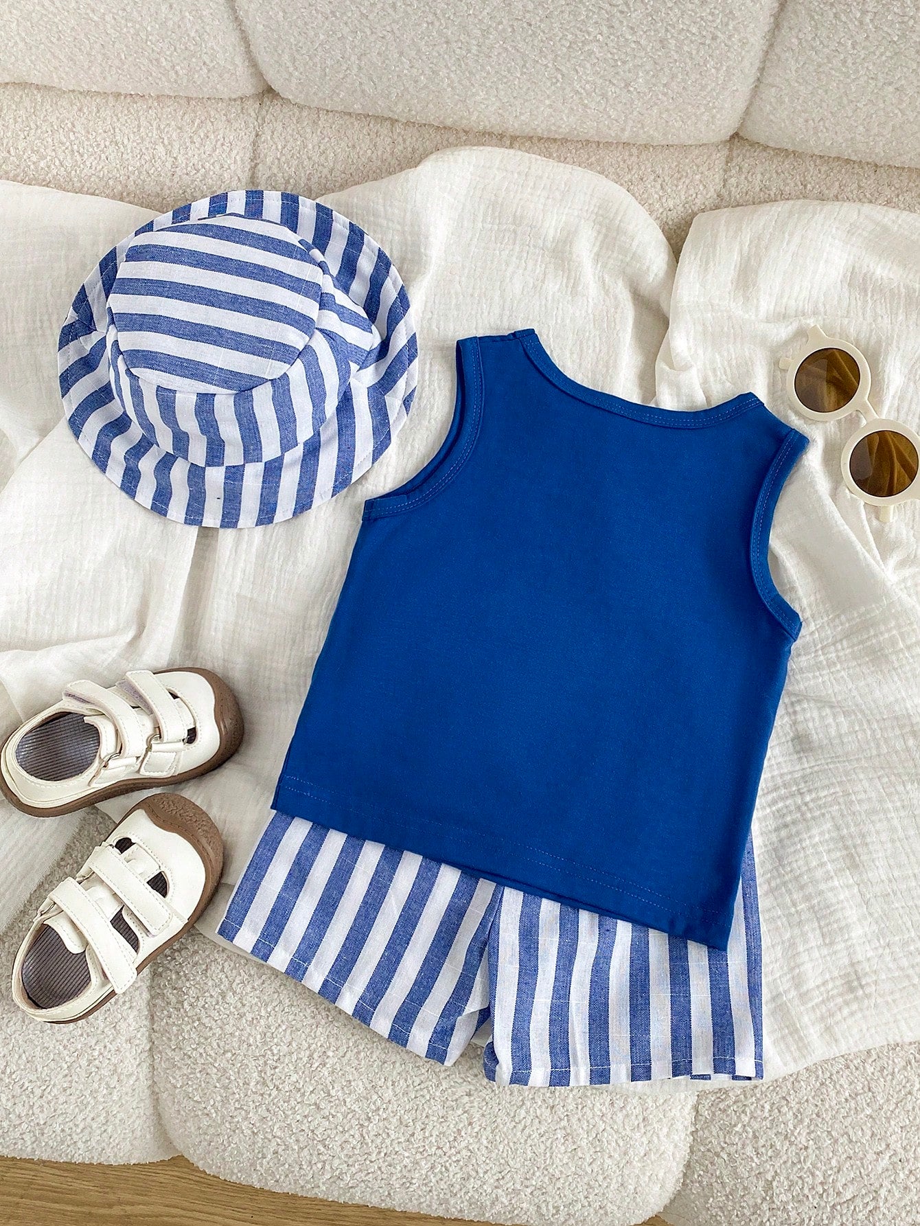 Playful Pals Baby Boy Summer 3-Piece Set, White Fashion Letter Print Tank Top, Coconut Tree Print Beach Shorts, Matching Headwear, Suitable For Beach Vacation, Daily Casual, Easy Outdoor Activit