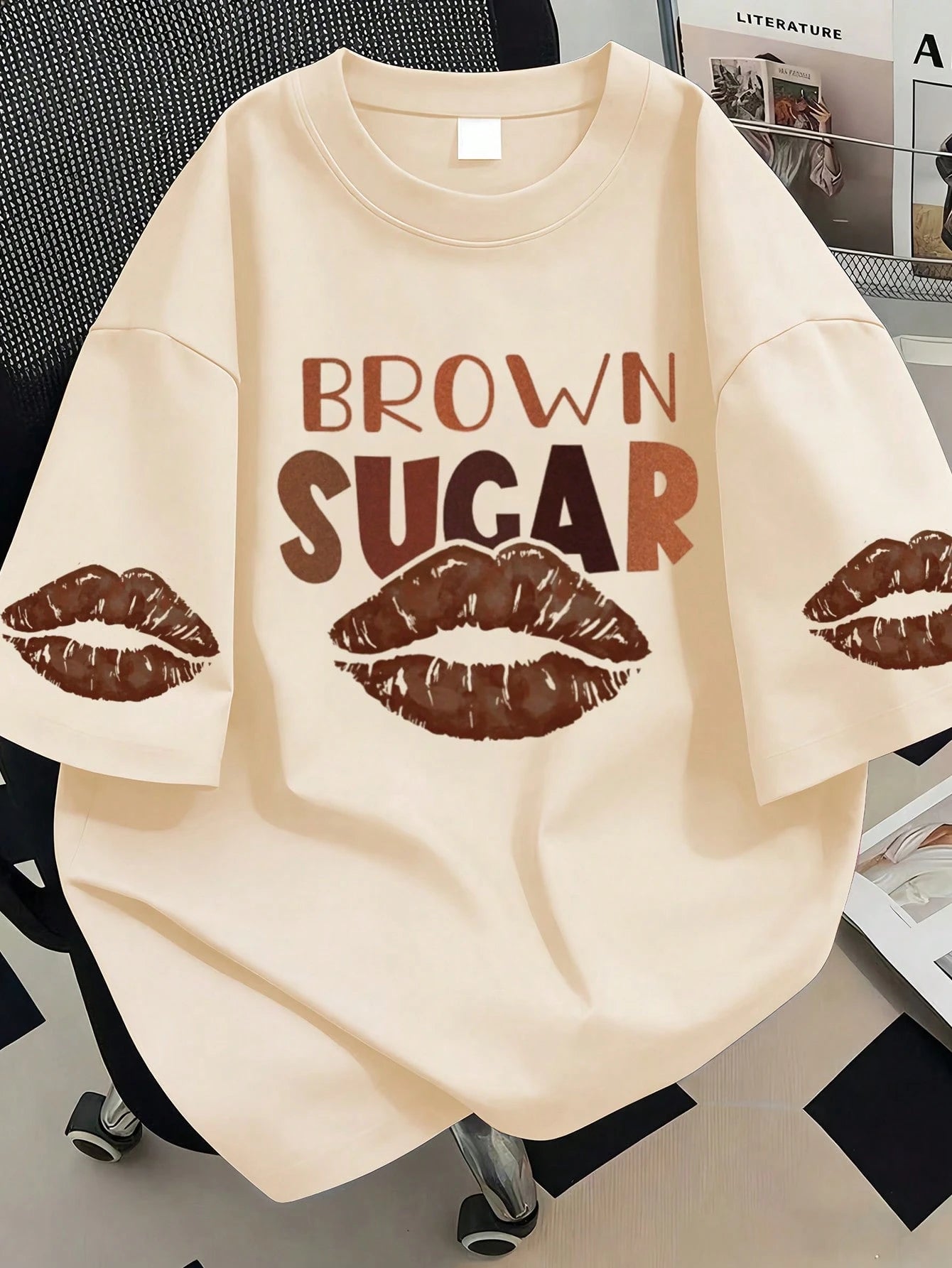 Plus Size Women's Round Neck Lip & Letter Print Graphic T-Shirt, Suitable For Summer Vacation, New Year Gift, Valentine's Day Gift, Suitable For Daily Wear, Outing, Festival, Beach, Party, Birthday, B