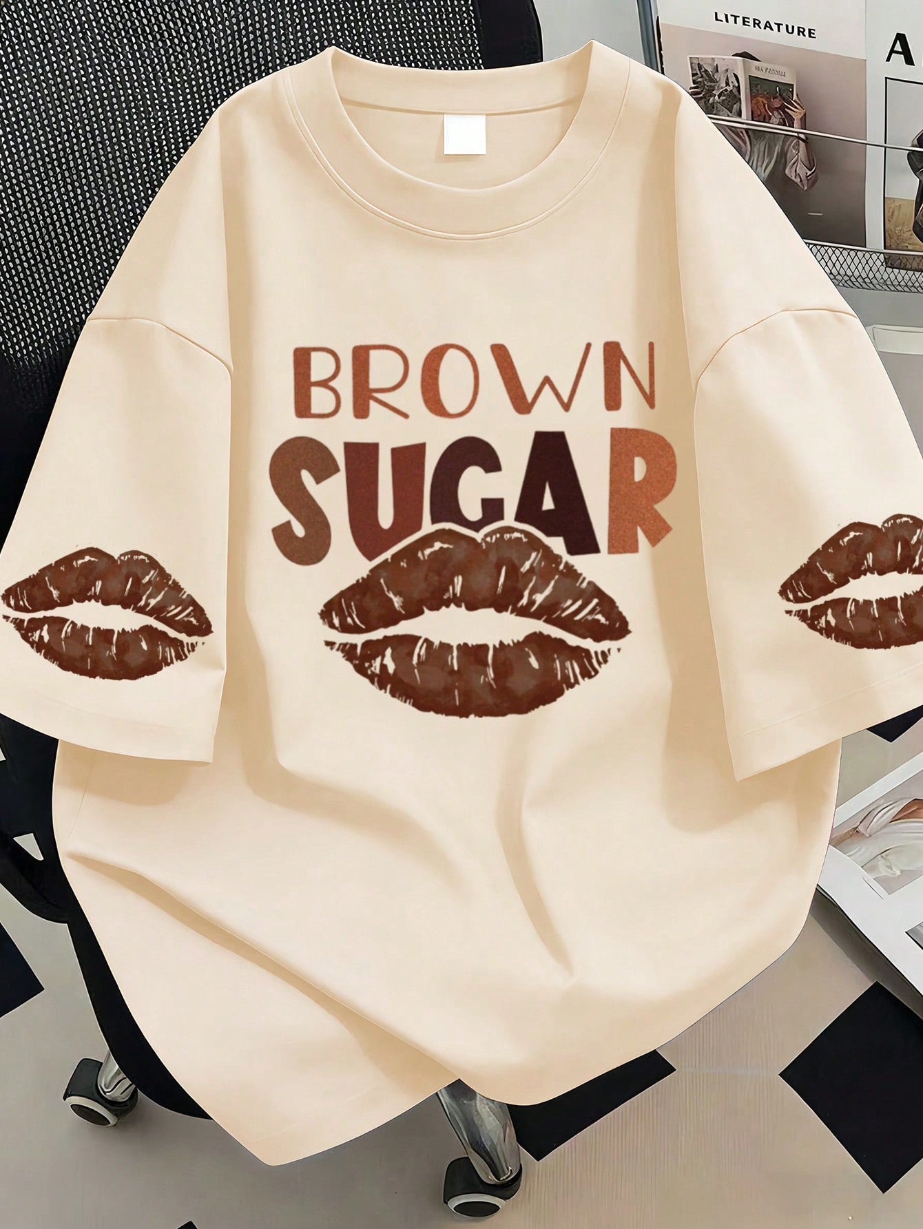 Plus Size Women's Round Neck Lip & Letter Print Graphic T-Shirt, Suitable For Summer Vacation, New Year Gift, Valentine's Day Gift, Suitable For Daily Wear, Outing, Festival, Beach, Party, Birthday, B