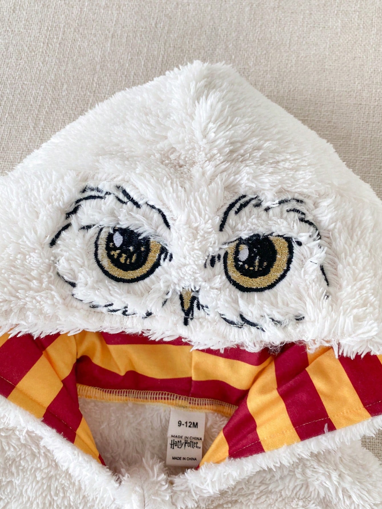 PrepCrw HARRY POTTER X 1pc Baby Boy Comfortable Versatile Fashion Casual Minimalist All-Match Solid Color Plush White Hedwig Pattern Embroidered Hooded Romper Long Pants, Suitable For Indoor, Da