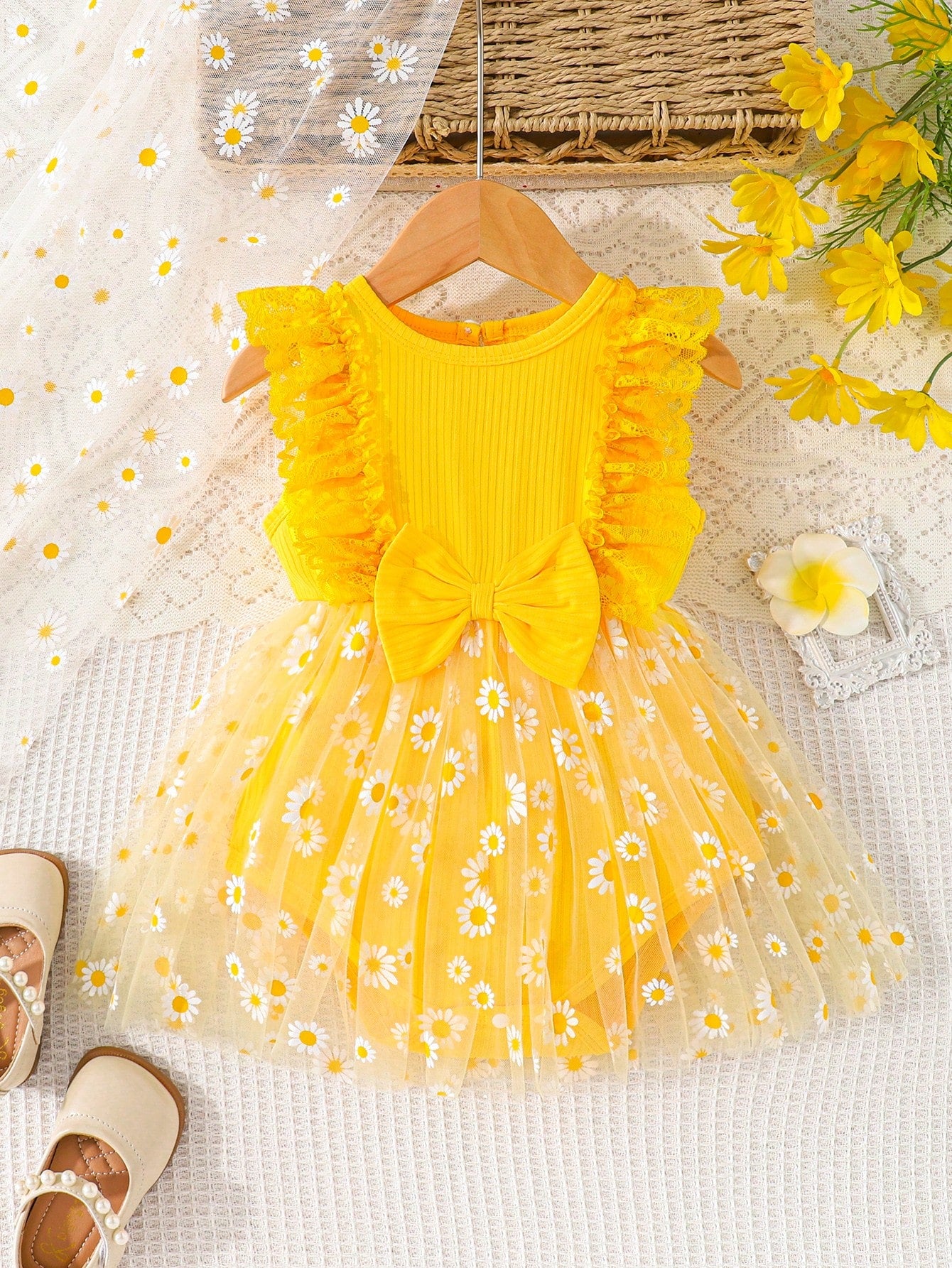 Souflis Souflis Newborn Baby Girl Summer Yellow Sweet Princess Style Lace Bow Flower Embroidery Sleeveless Jumpsuit, Loose Ruffle Edge Design, Suitable For Daily Outings, Leisure Travel, Family Gather