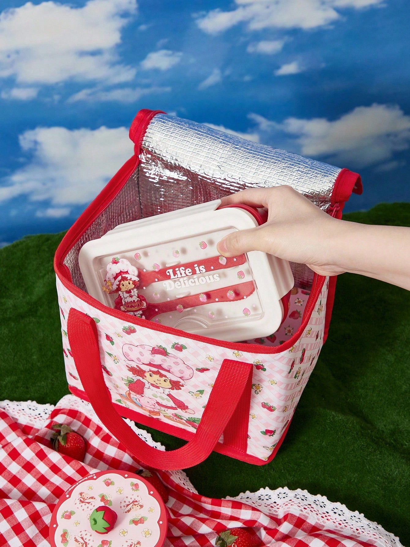 Strawberry Shortcake X 1 Pc Cute Strawberry Printed RPET Thermal Insulated Lunch Bag,Keeps Food Warm Or Cold, Picnic Bag, Large Capacity, Can Hold Lunch Boxes And Drinks, Suitable For Picnics, C